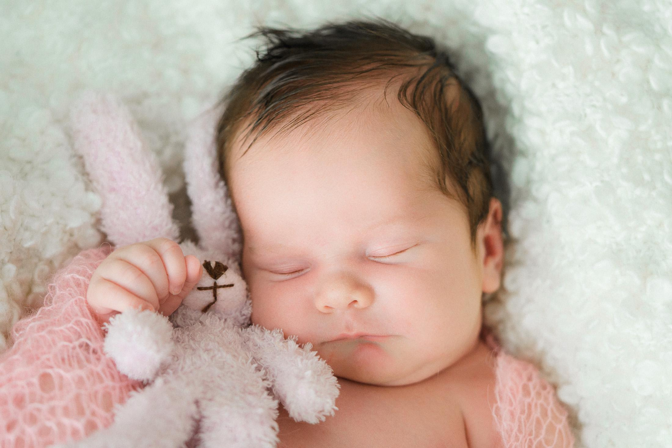 Vastasyntyneen ja perhekuvaus Espoossa – Herkkiä hetkiä perheen kanssa