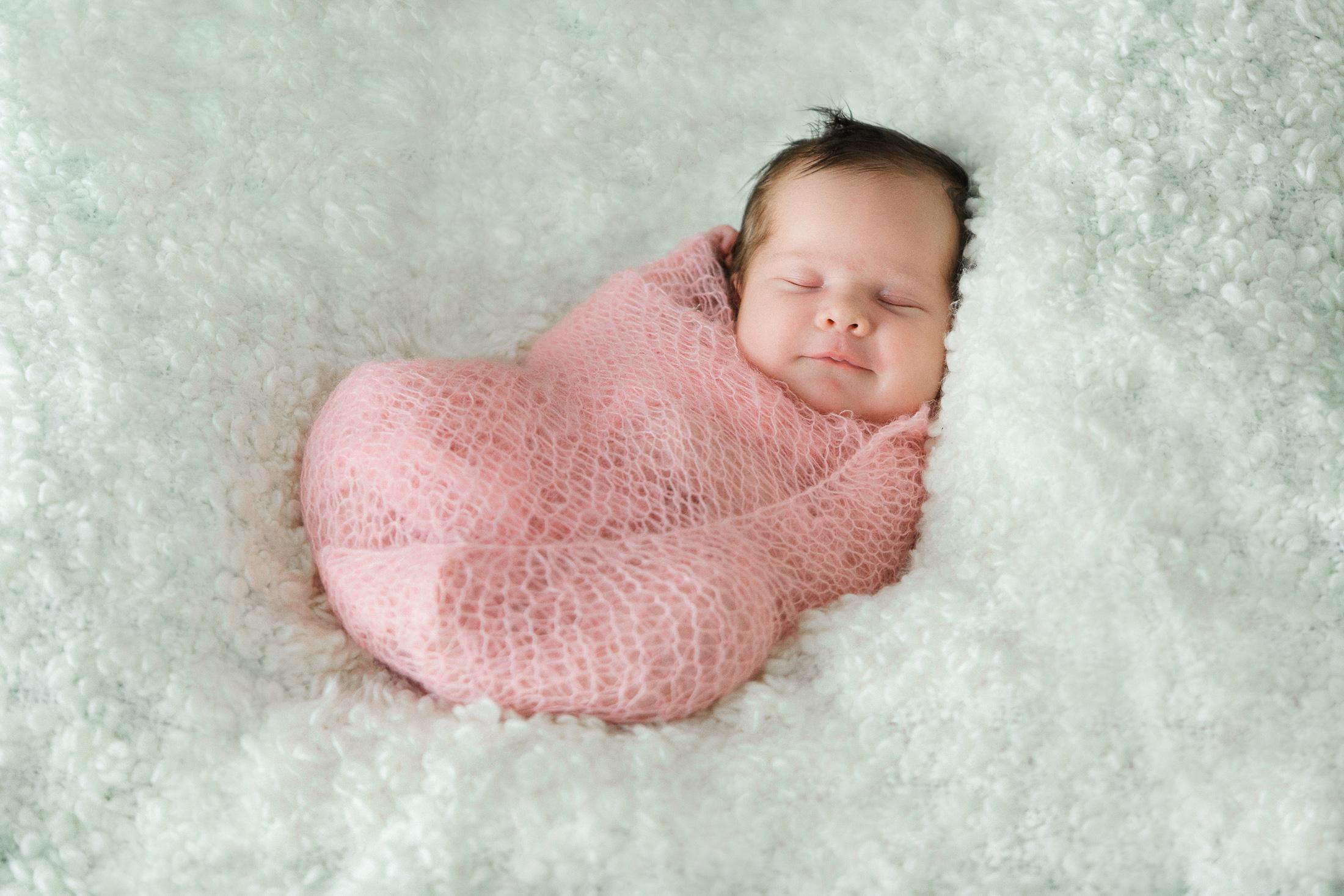 Vastasyntyneen ja perhekuvaus Espoossa – Herkkiä hetkiä perheen kanssa