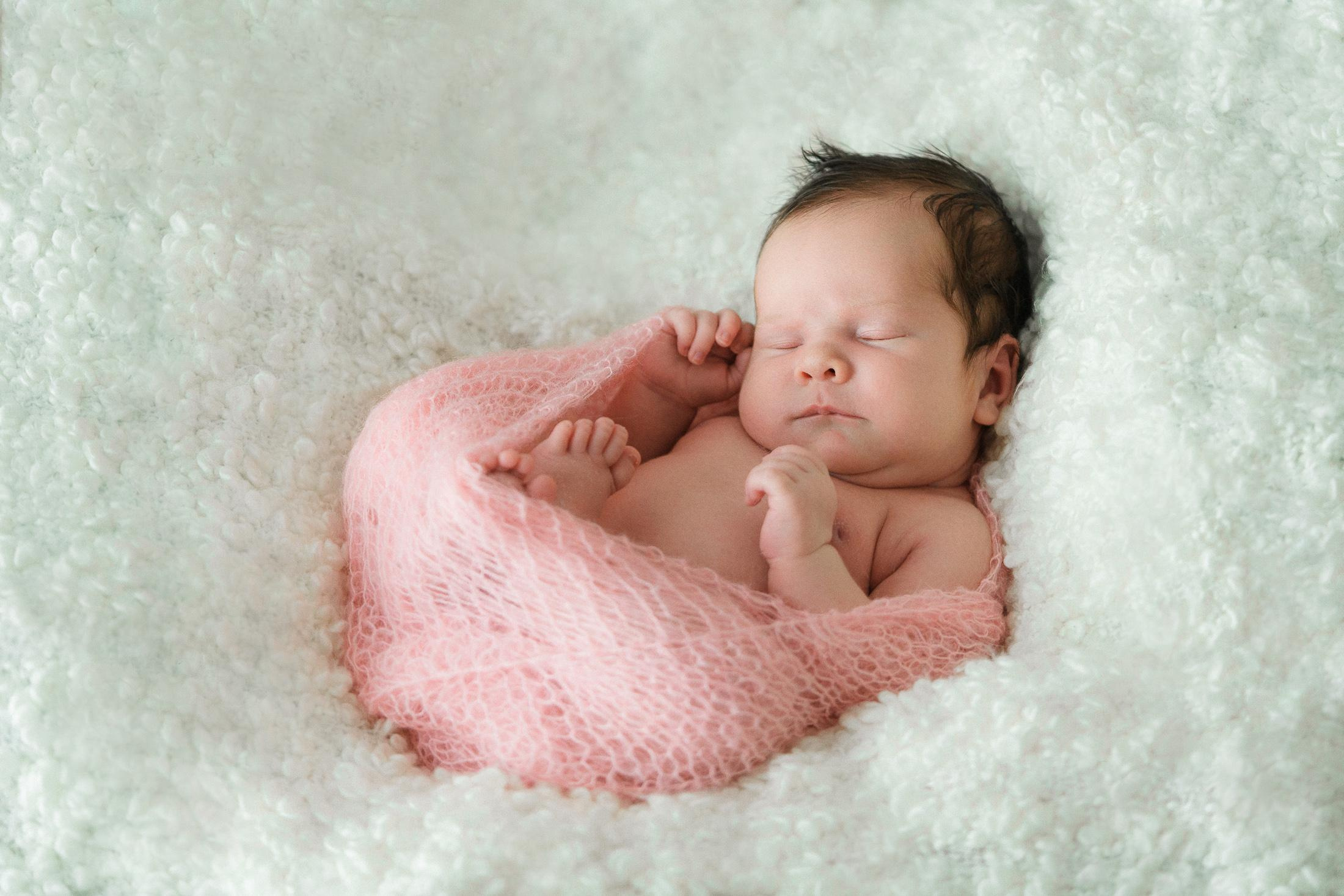 Vastasyntyneen ja perhekuvaus Espoossa – Herkkiä hetkiä perheen kanssa