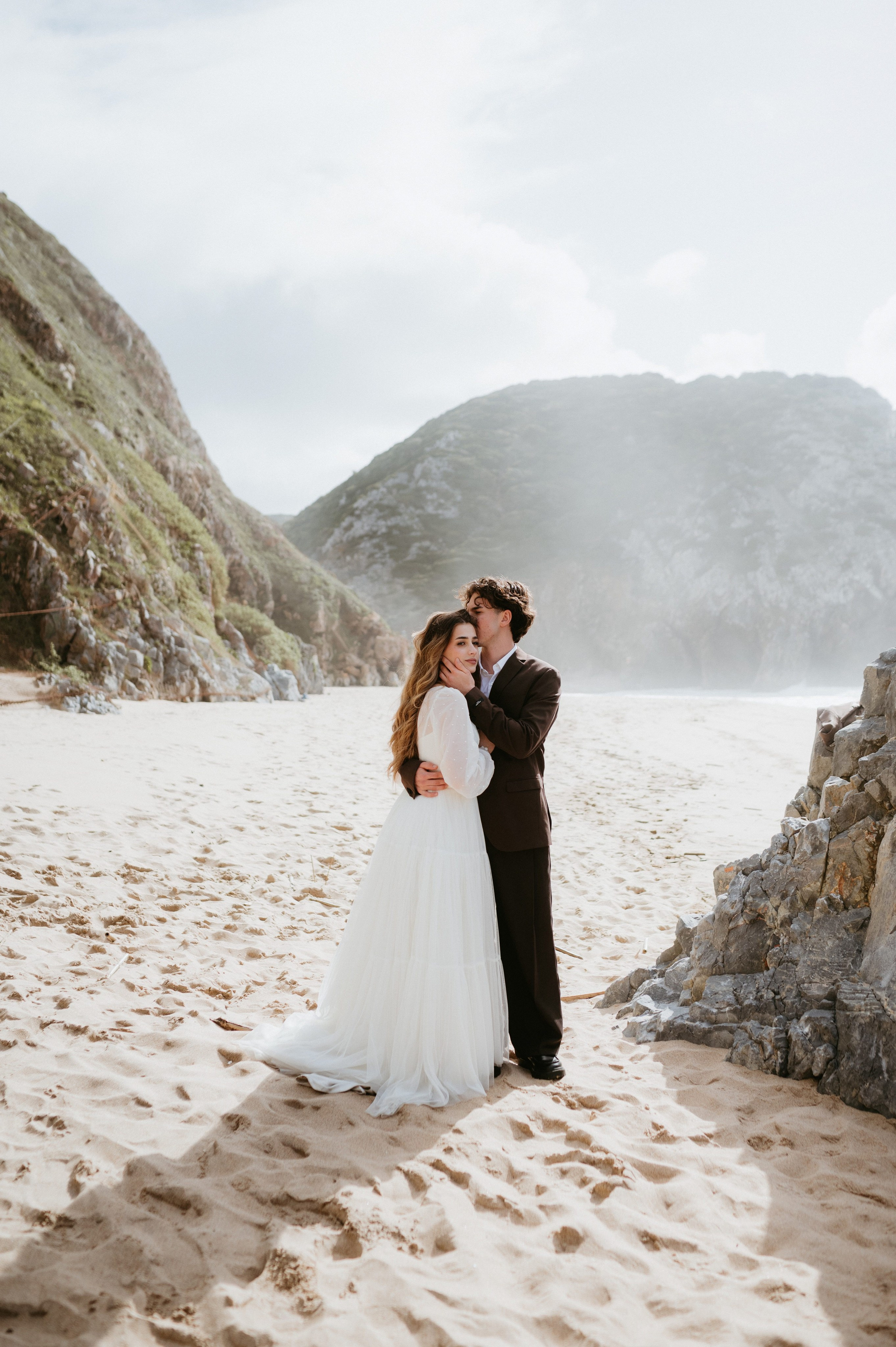 Ședință foto de nuntă pe plaja Adraga – emoție la malul oceanului Atlantic. Valentin Melen — wedding photographer