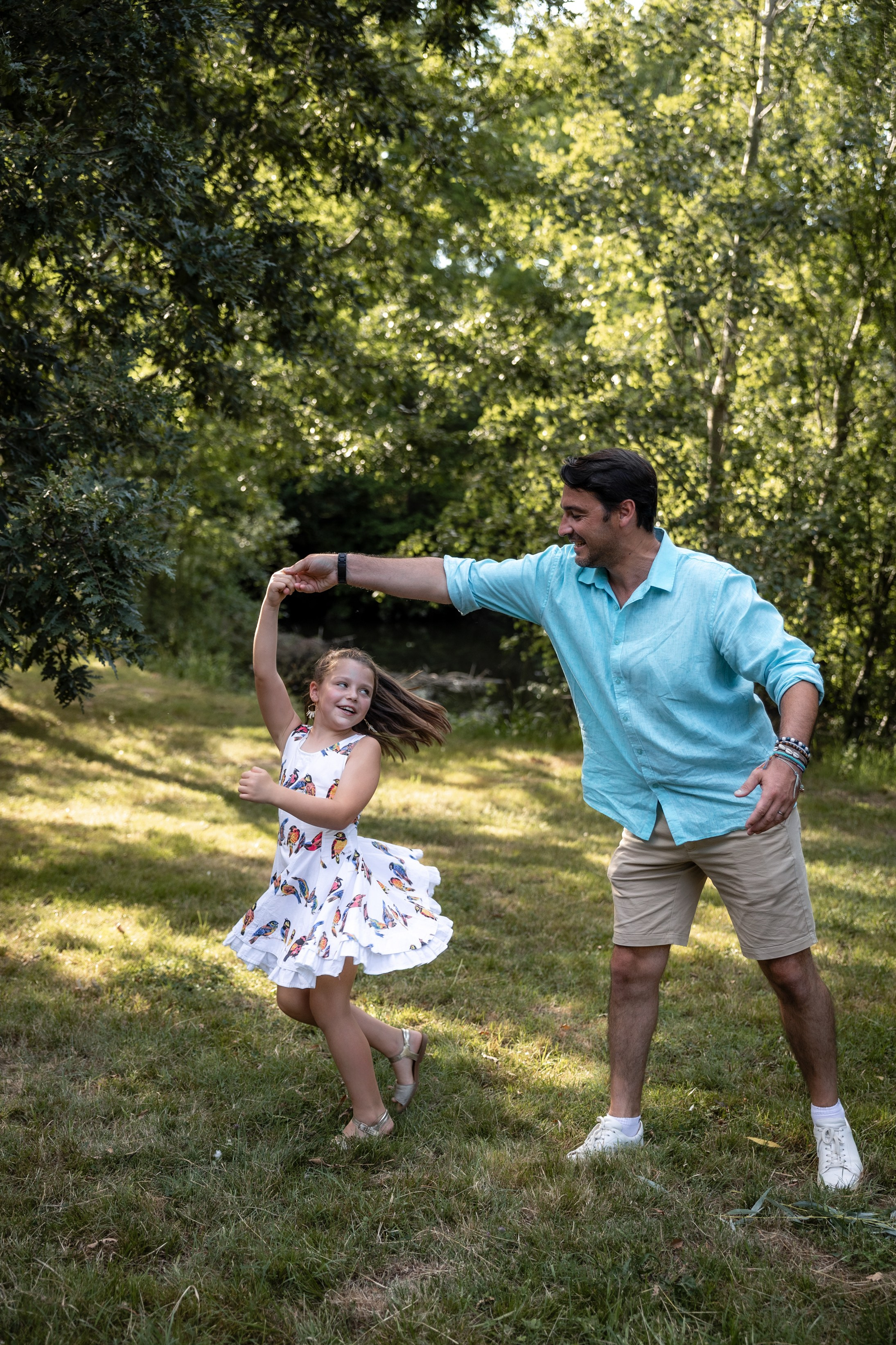 Family photoshoot in Parc du Cabirol, Colomiers. Eugenie Smirnova — wedding, corporate and lifestyle photographer in Toulouse and Southwest France