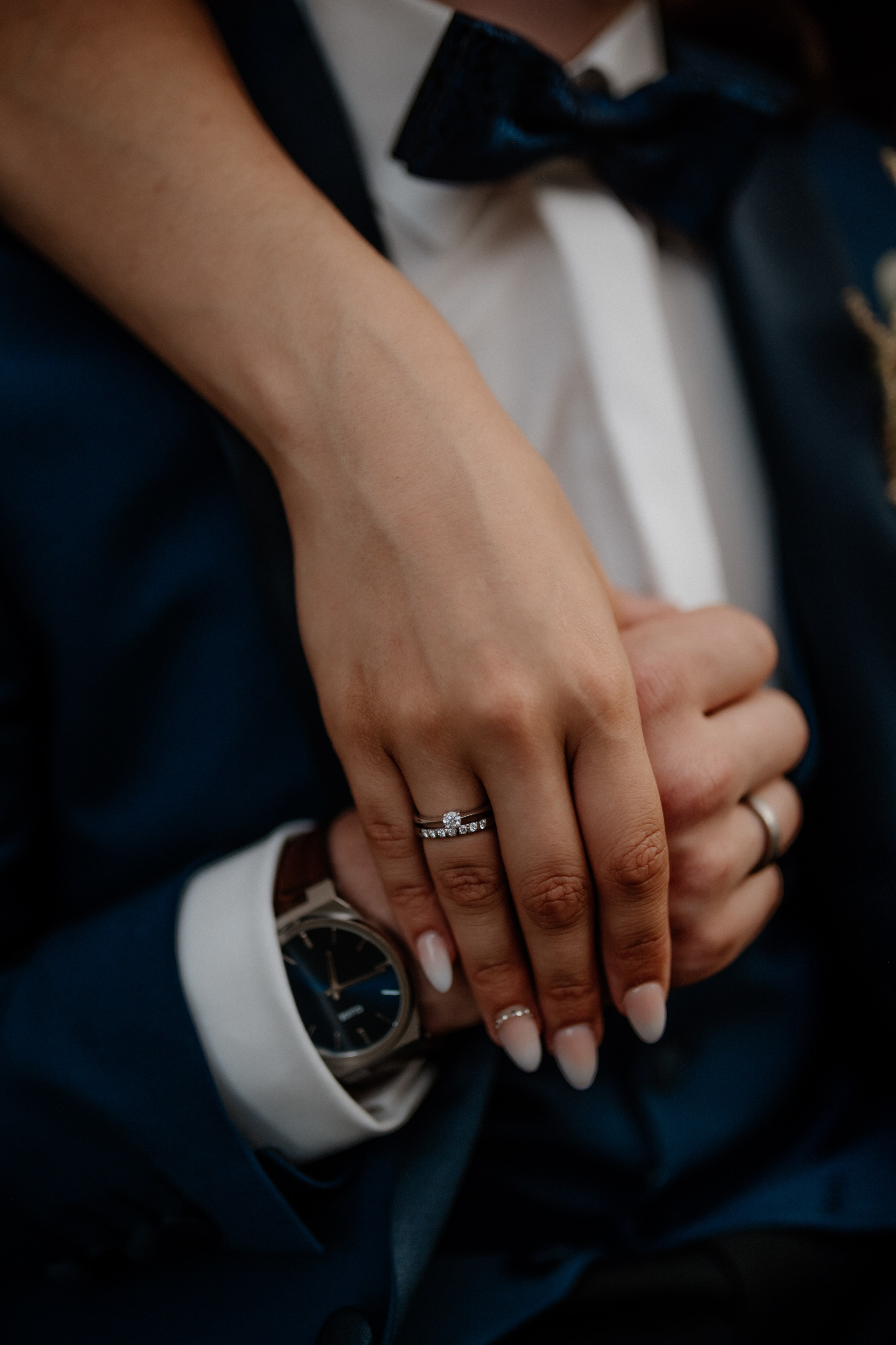 Brautpaar geht Hand in Hand durch den Garten – Liebevolle Szene in ländlicher Umgebung