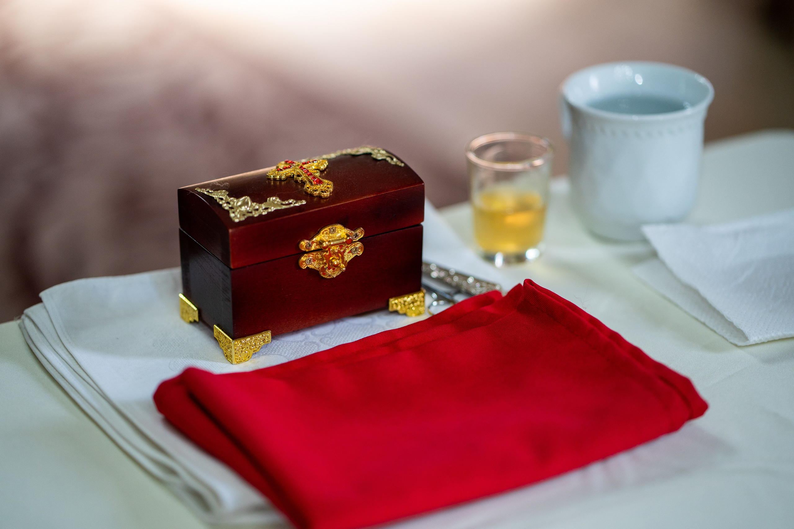 “Bebeluș botezat în biserică, ținut în brațe de nași” • “Detaliu cu lumânarea de botez decorată cu flori albe” • “Părinți emoționați alături de copilul lor la ceremonia de botez” • “Masa festivă de botez cu decor tematic și tort personalizat” • “Momentul în care preotul toarnă apă sfințită pe fruntea bebelușului” “Bebeluș în rochie albă de botez, zâmbind în brațele mamei” • “Detaliu cu cruciulița de botez așezată pe o pernă de satin” • “Părinți și nași aprinzând lumânările în timpul ceremoniei de botez” • “Tort de botez decorat cu figurine tematice și numele copilului” • “Copil botezat dormind liniștit în pătuțul decorat festiv” • “Momentul în care preotul binecuvântează copilul în fața altarului” • “Invitați adunându-se în jurul mesei festive la petrecerea de botez” • “Bebeluș ținând în mână o jucărie personalizată primită la botez” • “Familie fericită pozând împreună după ceremonia de botez” • “Decor tematic cu baloane și flori la locația petrecerii de botez” fotograf Botoșani fotograf evenimente fotograf botez Alin Chirila fotograf alinofotostudio,- Preotul ținându-l pe micuțul Mathias Gabriel la botez, în biserica Înălțarea Domnului, Copălău - Detalii de la botezul lui Mathias – lumânare, trusou și icoană - Familia lui Mathias Gabriel alături de micuț, în ziua botezului - Portret emoționant cu mama și bebelușul în brațe, în biserică,fotograf profesionist evenimente Botoșani, Iași, Suceava, Fălticeni, Bacău, Pașcani, Roman - AlinoFotoStudio by Alin Chirilă - servicii foto nuntă, botez, cununie, ședințe foto creative, albume personalizate, fotografii emoționante și calitative pentru cele mai importante momente din viață,fotograf nuntă Botoșani Alin Chirilă, ședință foto botez Iași - AlinoFotoStudio, servicii fotograf profesionist evenimente Suceava, fotograf cununie civilă Fălticeni - Alin Chirilă, album foto nuntă personalizat Bacău.“Bebeluș botezat în biserică, ținut în brațe de nași” • “Detaliu cu lumânarea de botez decorată cu flori albe” • “Părinți emoționați alături de copilul lor la ceremonia de botez” • “Masa festivă de botez cu decor tematic și tort personalizat” • “Momentul în care preotul toarnă apă sfințită pe fruntea bebelușului” “Bebeluș în rochie albă de botez, zâmbind în brațele mamei” • “Detaliu cu cruciulița de botez așezată pe o pernă de satin” • “Părinți și nași aprinzând lumânările în timpul ceremoniei de botez” • “Tort de botez decorat cu figurine tematice și numele copilului” • “Copil botezat dormind liniștit în pătuțul decorat festiv” • “Momentul în care preotul binecuvântează copilul în fața altarului” • “Invitați adunându-se în jurul mesei festive la petrecerea de botez” • “Bebeluș ținând în mână o jucărie personalizată primită la botez” • “Familie fericită pozând împreună după ceremonia de botez” • “Decor tematic cu baloane și flori la locația petrecerii de botez” fotograf Botoșani fotograf evenimente fotograf botez Alin Chirila fotograf alinofotostudio.fotograf botez Amelis Maria, fotografie botez Botoșani, fotograf Alin Chirilă, amintiri botez, fotografii botez, botez Amelis Maria, fotograf copii, fotografie botez în Botoșani,