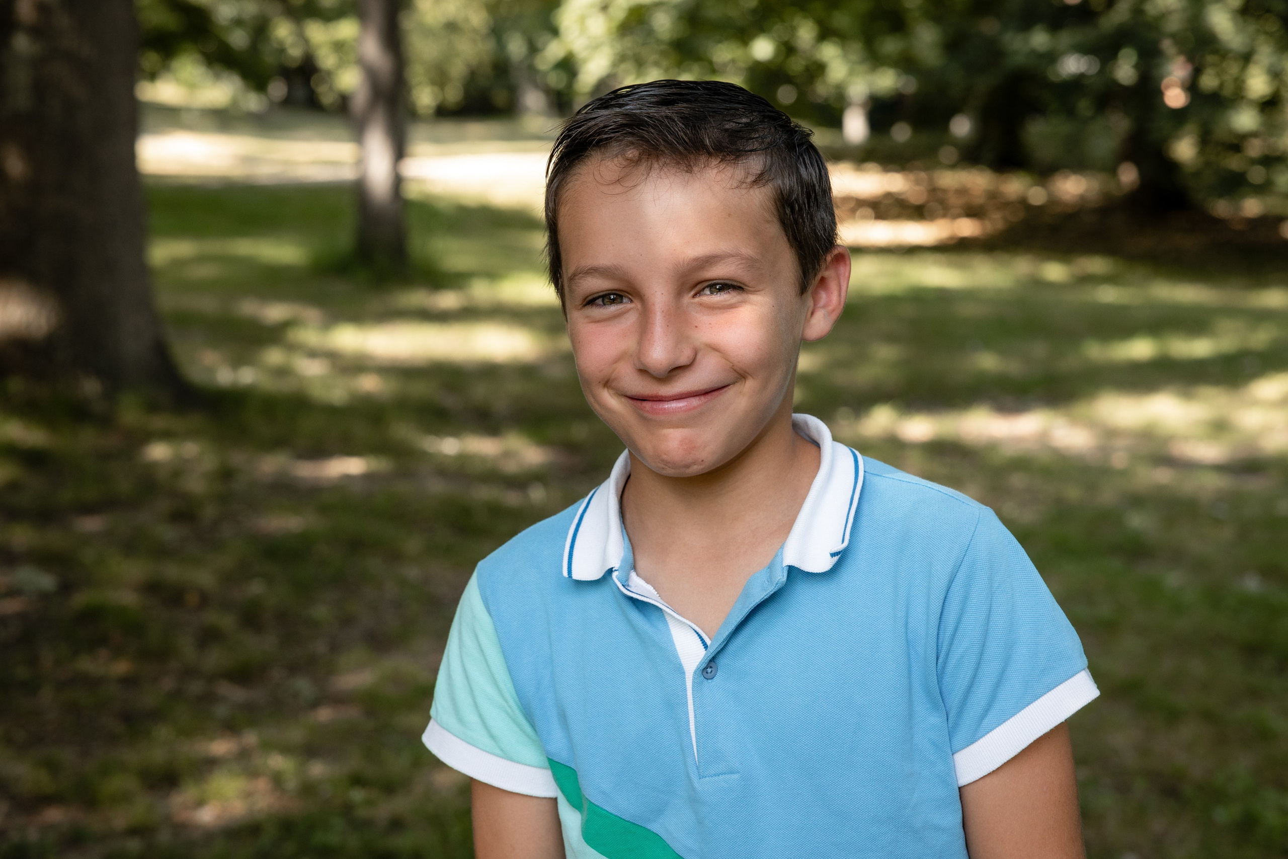 Family photoshoot in Parc du Cabirol, Colomiers. Eugenie Smirnova — wedding, corporate and lifestyle photographer in Toulouse and Southwest France