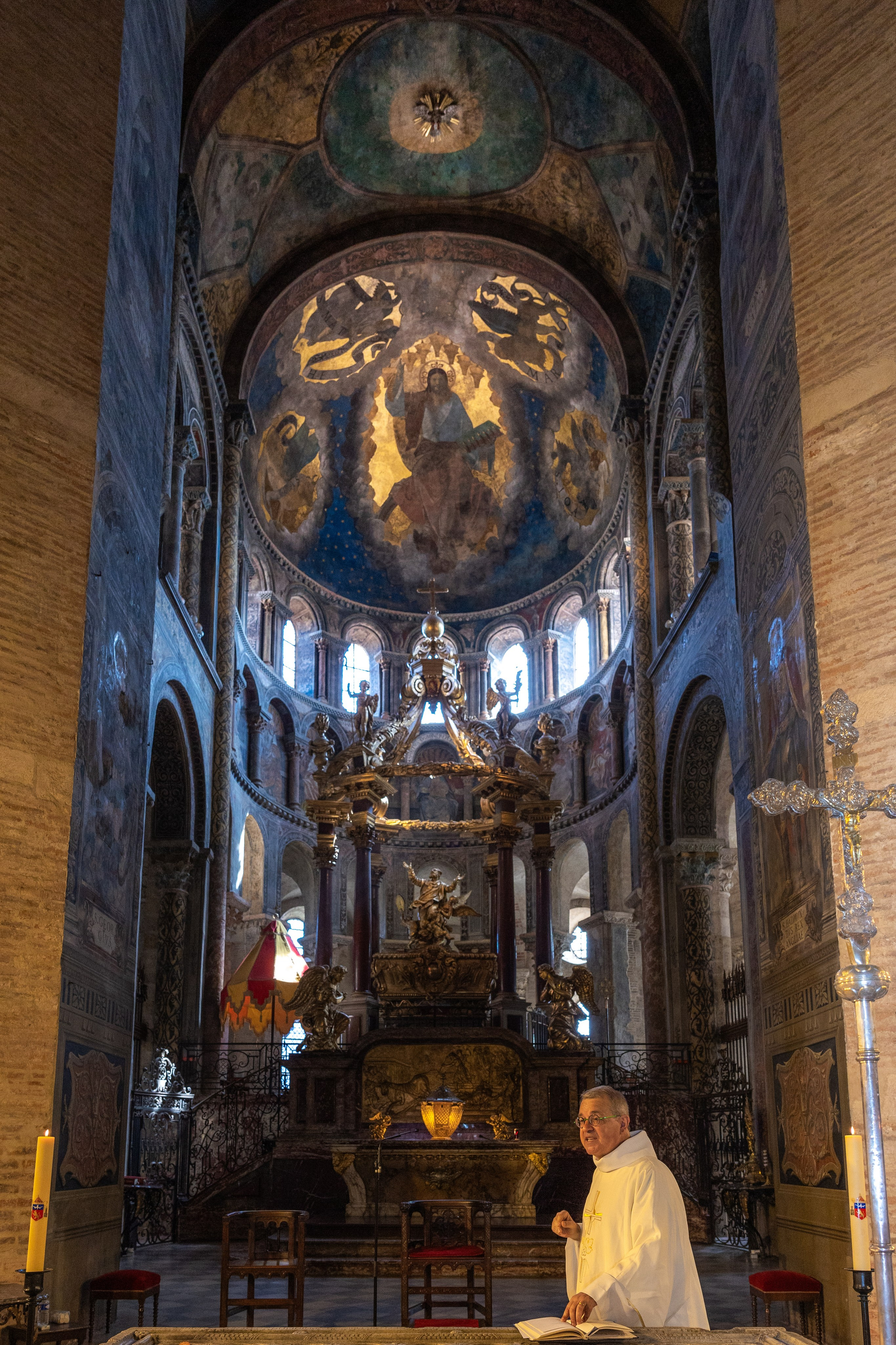 The Baptism of Diana in the Church of Saint-Sernin in Toulouse. Евгения Смирнова — фотограф в Тулузе и юго-западной Франции