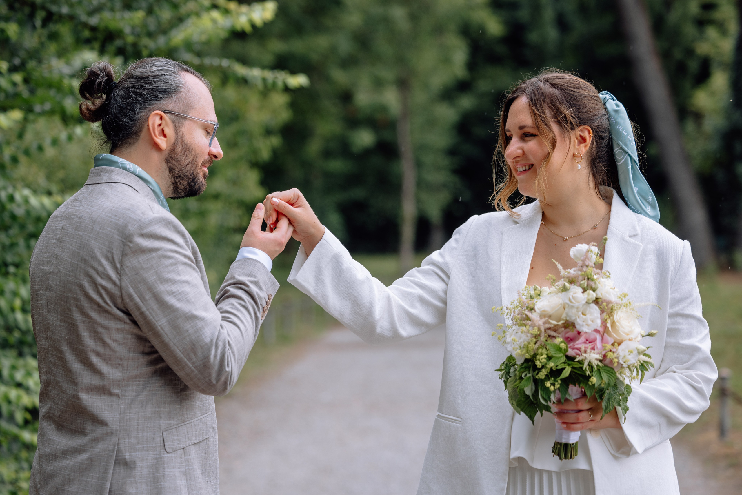 Bräutigam küsst die Hand der Braut – Spaziergang am Bach, romantisches Licht