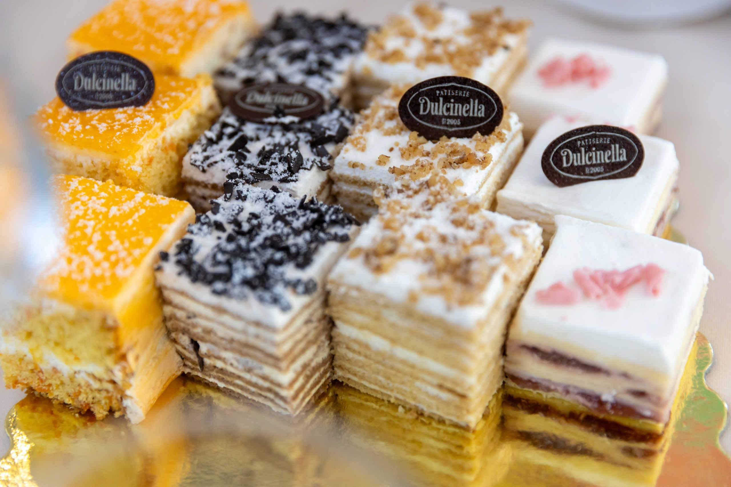 fotograf botez , fotografie botez Botoșani, fotograf Alin Chirilă, amintiri botez, fotografii botez, botez Miruna Parascheva, fotograf copii, fotografie botez în Botoșani-alt="botez , fotografie botez Alin Chirilă, amintiri botez, fotografii emoționante botez Botoșani"-- fotografii-botez-bebelus- amintiri-botez-micuț- moment-sfânt-crestinare- fotografie-emotionanta-botez- detalii-botez-bebelusi- parinti-fericiti-la-botez- fotograf-botez-profesionist- botez-in-biserica-ortodoxa- micuț-botezat-cu-emoție- zâmbete-și-lacrimi-la-botez- bebeluș-la-cristelniță- decor-botez-colorat- botez-cu-dragoste-și-credință- emotie-pura-la-botez- fotograf-botez-botosani- botez-iasi-suceava-fotograf- amintiri-nepretuite-botez-- Preotul ținându-l pe micuțul Mathias Gabriel la botez, în biserica Înălțarea Domnului, Copălău - Detalii de la botezul lui Mathias – lumânare, trusou și icoană - Familia lui Mathias Gabriel alături de micuț, în ziua botezului - Portret emoționant cu mama și bebelușul în brațe, în biserică,fotograf profesionist evenimente Botoșani, Iași, Suceava, Fălticeni, Bacău, Pașcani, Roman - AlinoFotoStudio by Alin Chirilă - servicii foto nuntă, botez, cununie, ședințe foto creative, albume personalizate, fotografii emoționante și calitative pentru cele mai importante momente din viață,fotograf nuntă Botoșani Alin Chirilă, ședință foto botez Iași - AlinoFotoStudio, servicii fotograf profesionist evenimente Suceava, fotograf cununie civilă Fălticeni - Alin Chirilă, album foto nuntă personalizat Bacău.“Bebeluș botezat în biserică, ținut în brațe de nași” • “Detaliu cu lumânarea de botez decorată cu flori albe” • “Părinți emoționați alături de copilul lor la ceremonia de botez” • “Masa festivă de botez cu decor tematic și tort personalizat” • “Momentul în care preotul toarnă apă sfințită pe fruntea bebelușului” “Bebeluș în rochie albă de botez, zâmbind în brațele mamei” • “Detaliu cu cruciulița de botez așezată pe o pernă de satin” • “Părinți și nași aprinzând lumânările în timpul ceremoniei de botez” • “Tort de botez decorat cu figurine tematice și numele copilului” • “Copil botezat dormind liniștit în pătuțul decorat festiv” • “Momentul în care preotul binecuvântează copilul în fața altarului” • “Invitați adunându-se în jurul mesei festive la petrecerea de botez” • “Bebeluș ținând în mână o jucărie personalizată primită la botez” • “Familie fericită pozând împreună după ceremonia de botez” • “Decor tematic cu baloane și flori la locația petrecerii de botez” fotograf Botoșani fotograf evenimente fotograf botez Alin Chirila fotograf alinofotostudio.fotograf botez Amelis Maria, fotografie botez Botoșani, fotograf Alin Chirilă, amintiri botez, fotografii botez, botez Amelis Maria, fotograf copii, fotografie botez în Botoșani,