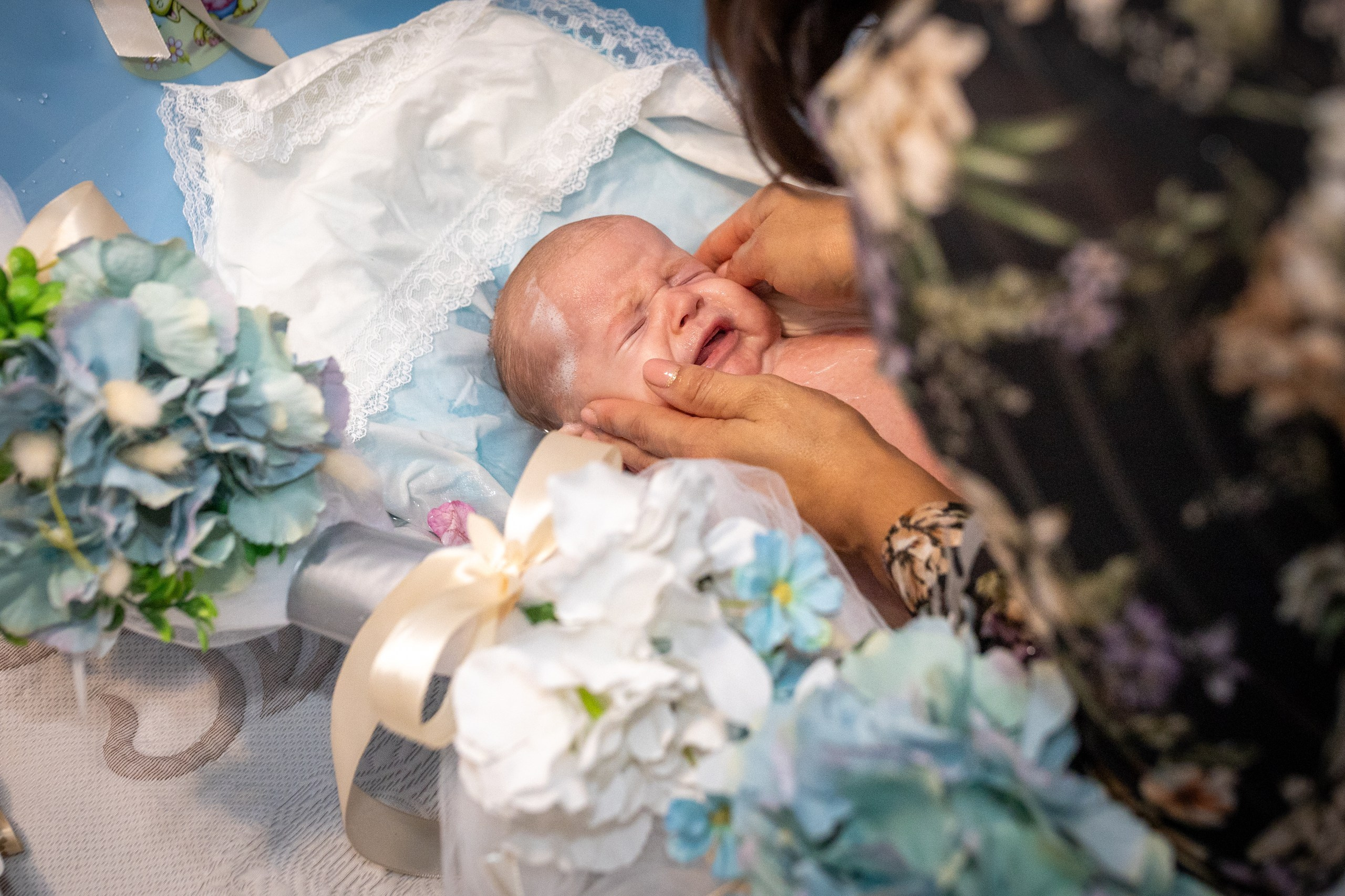 fotograf botez , fotografie botez Botoșani, fotograf Alin Chirilă, amintiri botez, fotografii botez, botez Miruna Parascheva, fotograf copii, fotografie botez în Botoșani-alt="botez , fotografie botez Alin Chirilă, amintiri botez, fotografii emoționante botez Botoșani"-- fotografii-botez-bebelus- amintiri-botez-micuț- moment-sfânt-crestinare- fotografie-emotionanta-botez- detalii-botez-bebelusi- parinti-fericiti-la-botez- fotograf-botez-profesionist- botez-in-biserica-ortodoxa- micuț-botezat-cu-emoție- zâmbete-și-lacrimi-la-botez- bebeluș-la-cristelniță- decor-botez-colorat- botez-cu-dragoste-și-credință- emotie-pura-la-botez- fotograf-botez-botosani- botez-iasi-suceava-fotograf- amintiri-nepretuite-botez-- Preotul ținându-l pe micuțul Mathias Gabriel la botez, în biserica Înălțarea Domnului, Copălău - Detalii de la botezul lui Mathias – lumânare, trusou și icoană - Familia lui Mathias Gabriel alături de micuț, în ziua botezului - Portret emoționant cu mama și bebelușul în brațe, în biserică,fotograf profesionist evenimente Botoșani, Iași, Suceava, Fălticeni, Bacău, Pașcani, Roman - AlinoFotoStudio by Alin Chirilă - servicii foto nuntă, botez, cununie, ședințe foto creative, albume personalizate, fotografii emoționante și calitative pentru cele mai importante momente din viață,fotograf nuntă Botoșani Alin Chirilă, ședință foto botez Iași - AlinoFotoStudio, servicii fotograf profesionist evenimente Suceava, fotograf cununie civilă Fălticeni - Alin Chirilă, album foto nuntă personalizat Bacău.“Bebeluș botezat în biserică, ținut în brațe de nași” • “Detaliu cu lumânarea de botez decorată cu flori albe” • “Părinți emoționați alături de copilul lor la ceremonia de botez” • “Masa festivă de botez cu decor tematic și tort personalizat” • “Momentul în care preotul toarnă apă sfințită pe fruntea bebelușului” “Bebeluș în rochie albă de botez, zâmbind în brațele mamei” • “Detaliu cu cruciulița de botez așezată pe o pernă de satin” • “Părinți și nași aprinzând lumânările în timpul ceremoniei de botez” • “Tort de botez decorat cu figurine tematice și numele copilului” • “Copil botezat dormind liniștit în pătuțul decorat festiv” • “Momentul în care preotul binecuvântează copilul în fața altarului” • “Invitați adunându-se în jurul mesei festive la petrecerea de botez” • “Bebeluș ținând în mână o jucărie personalizată primită la botez” • “Familie fericită pozând împreună după ceremonia de botez” • “Decor tematic cu baloane și flori la locația petrecerii de botez” fotograf Botoșani fotograf evenimente fotograf botez Alin Chirila fotograf alinofotostudio.fotograf botez Amelis Maria, fotografie botez Botoșani, fotograf Alin Chirilă, amintiri botez, fotografii botez, botez Amelis Maria, fotograf copii, fotografie botez în Botoșani,