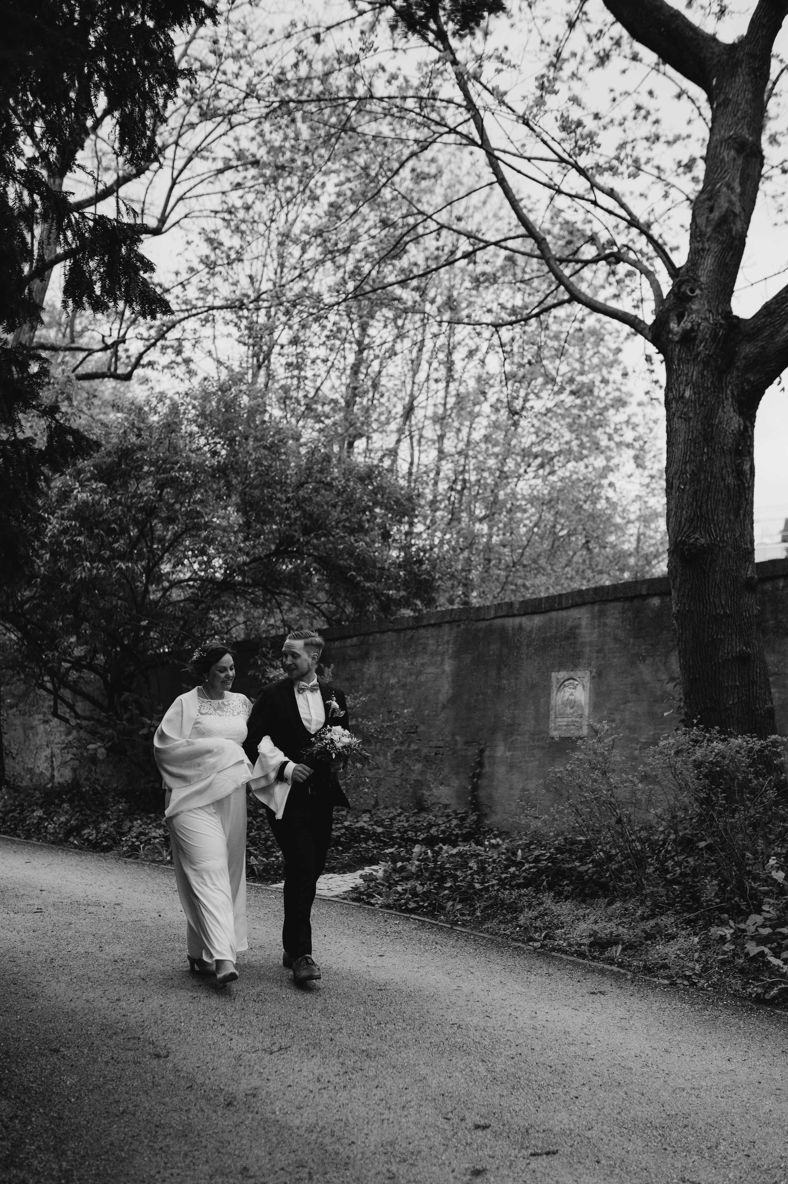 PRE-WEDDING IN HOFGARTEN ANSBACH. Photographer in Nuremberg Irina Mehnert from Ansbach