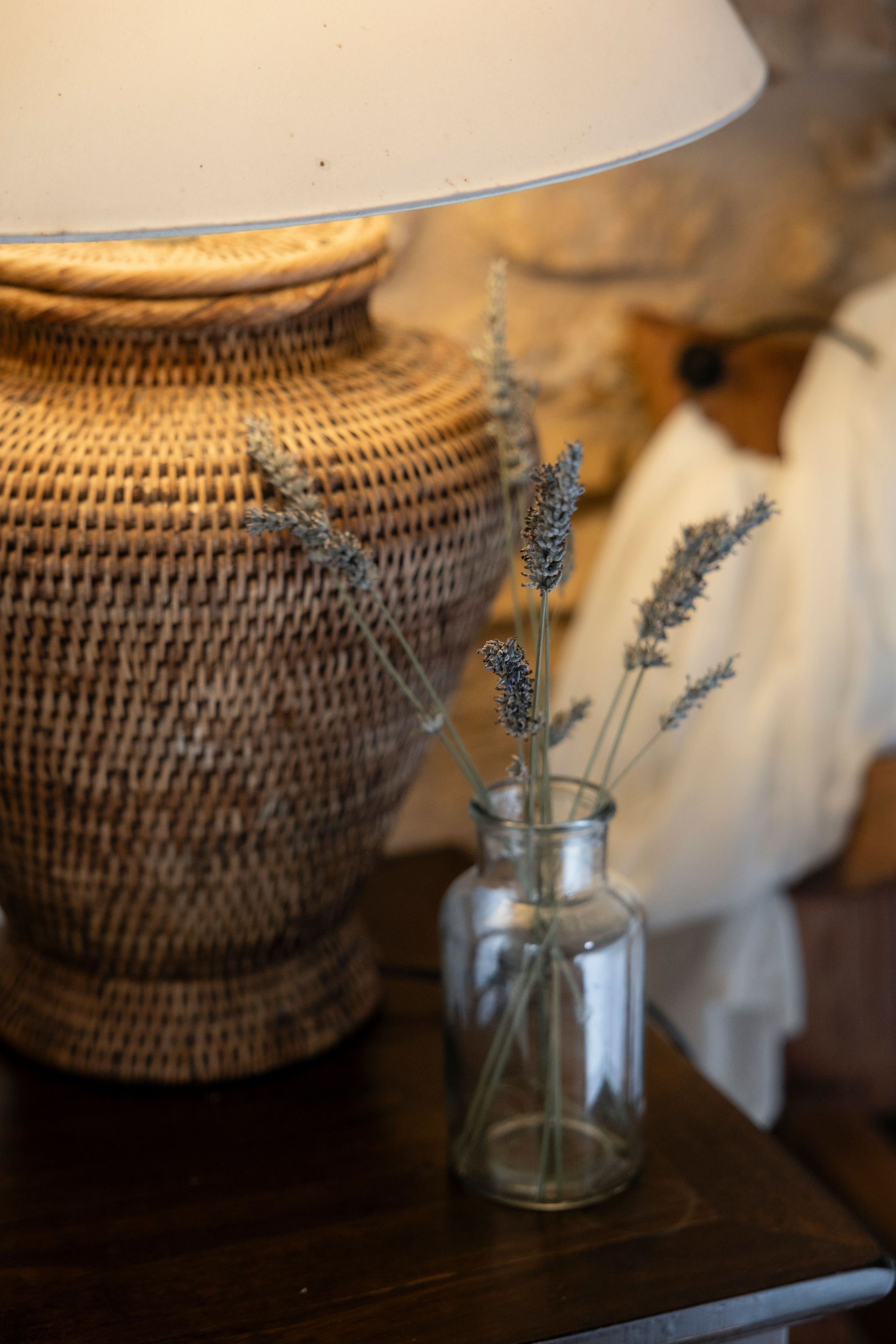 A romantic rainy-day wedding at Château Lagut. Eugenie Smirnova — wedding, corporate and lifestyle photographer in Toulouse and Southwest France
