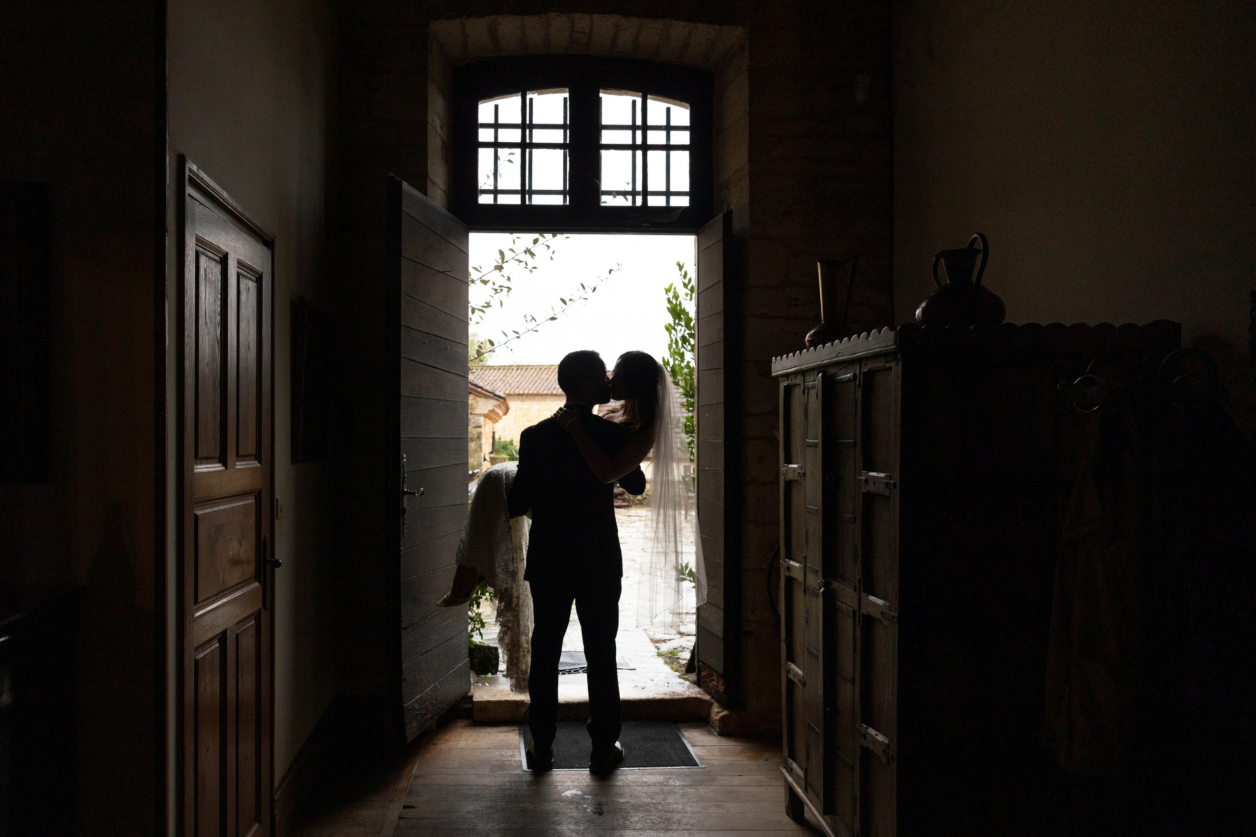 A romantic rainy-day wedding at Château Lagut. Eugenie Smirnova — wedding, corporate and lifestyle photographer in Toulouse and Southwest France