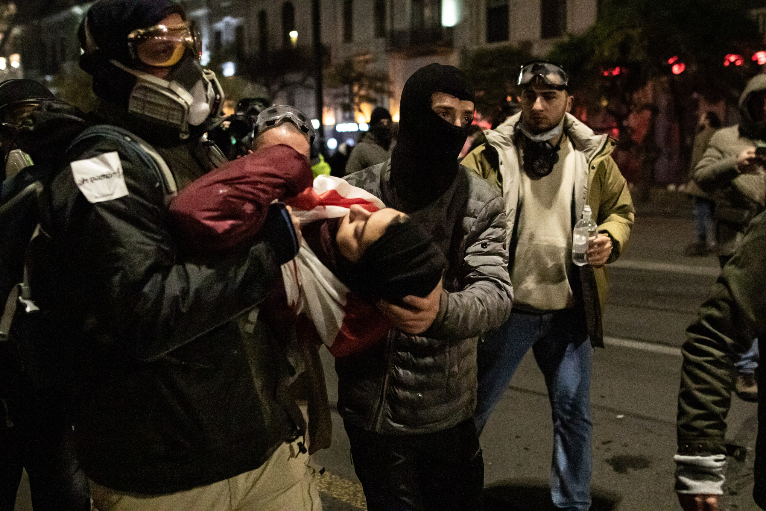Une jeune fille est blessée par des tirs des forces de l’ordre.