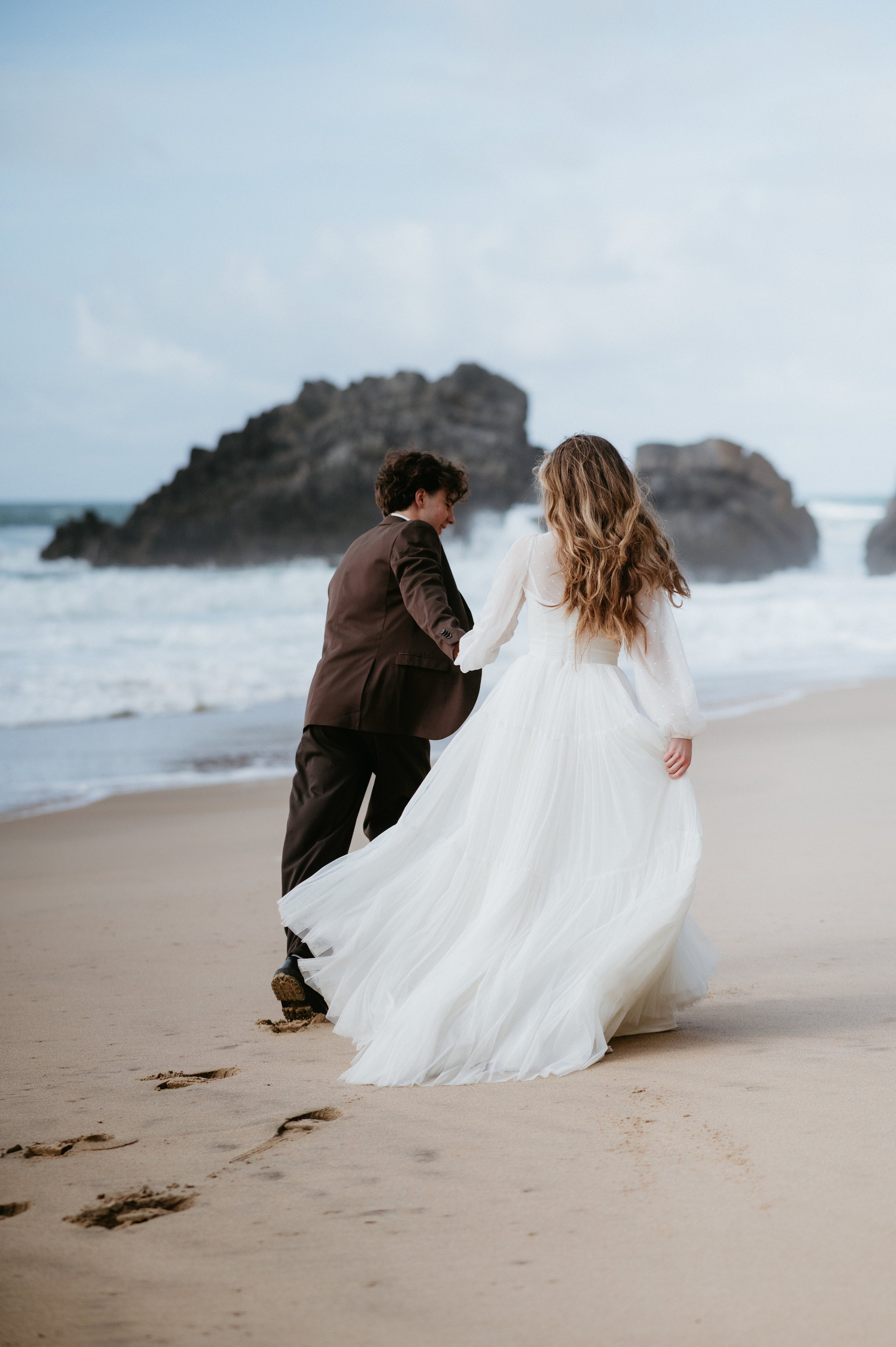 Ședință foto de nuntă pe plaja Adraga – emoție la malul oceanului Atlantic. Valentin Melen — wedding photographer