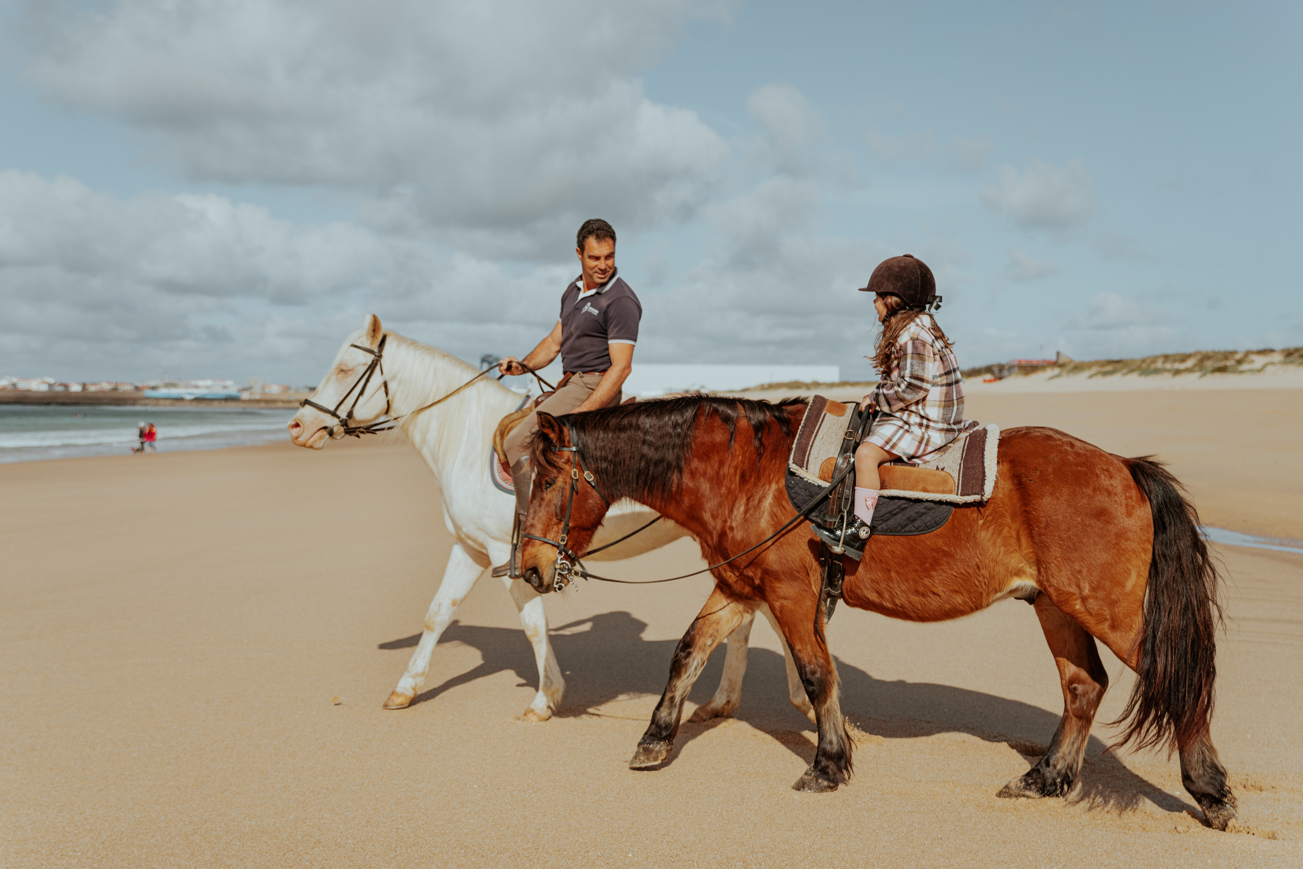 Passeio a cavalo na praia dos Supertubos. Luxury Wedding Photography & Cinematic Films | Portugal & Destination Weddings | Ricardo & Mary Pictures