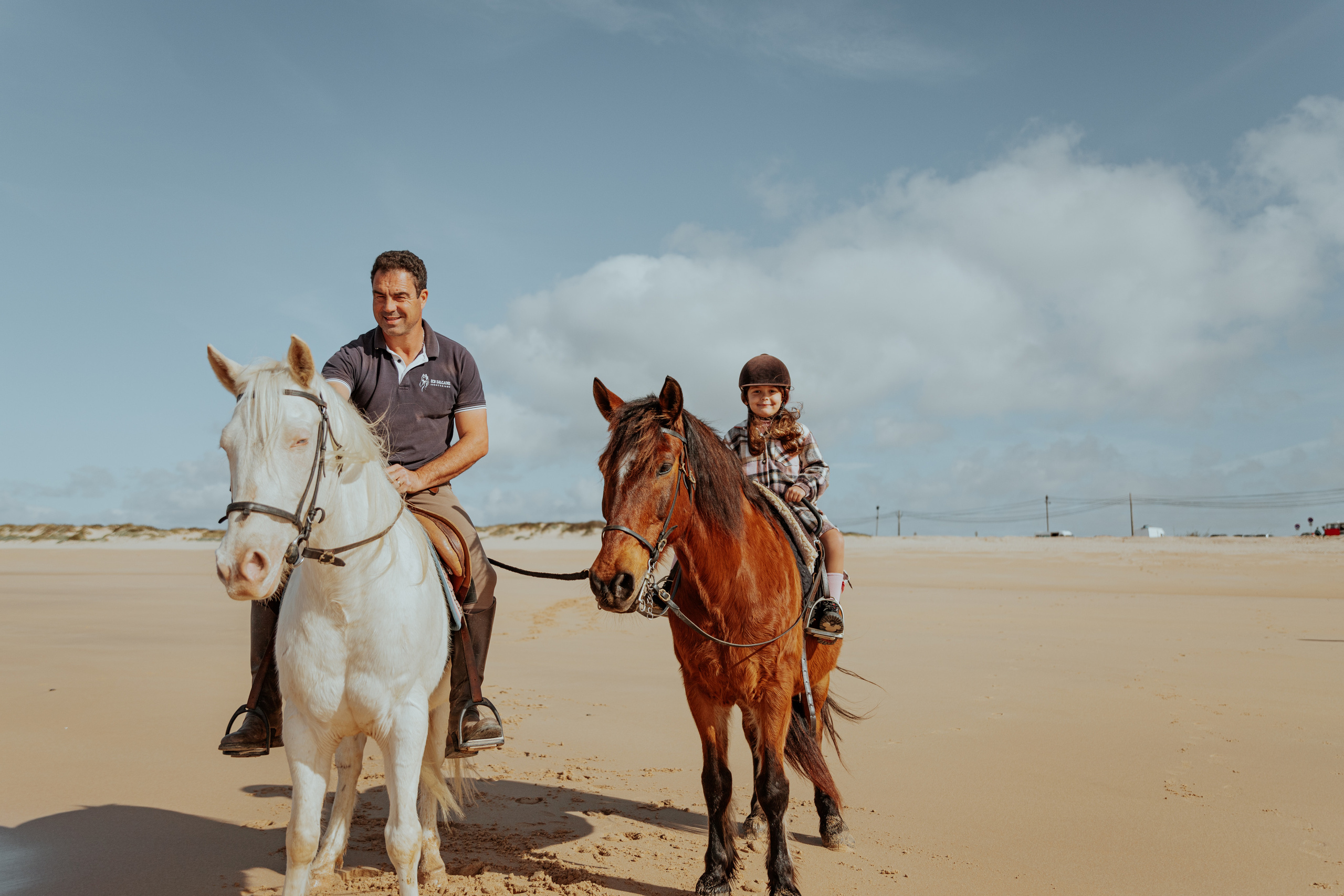 Passeio a cavalo na praia dos Supertubos. Luxury Wedding Photography & Cinematic Films | Portugal & Destination Weddings | Ricardo & Mary Pictures