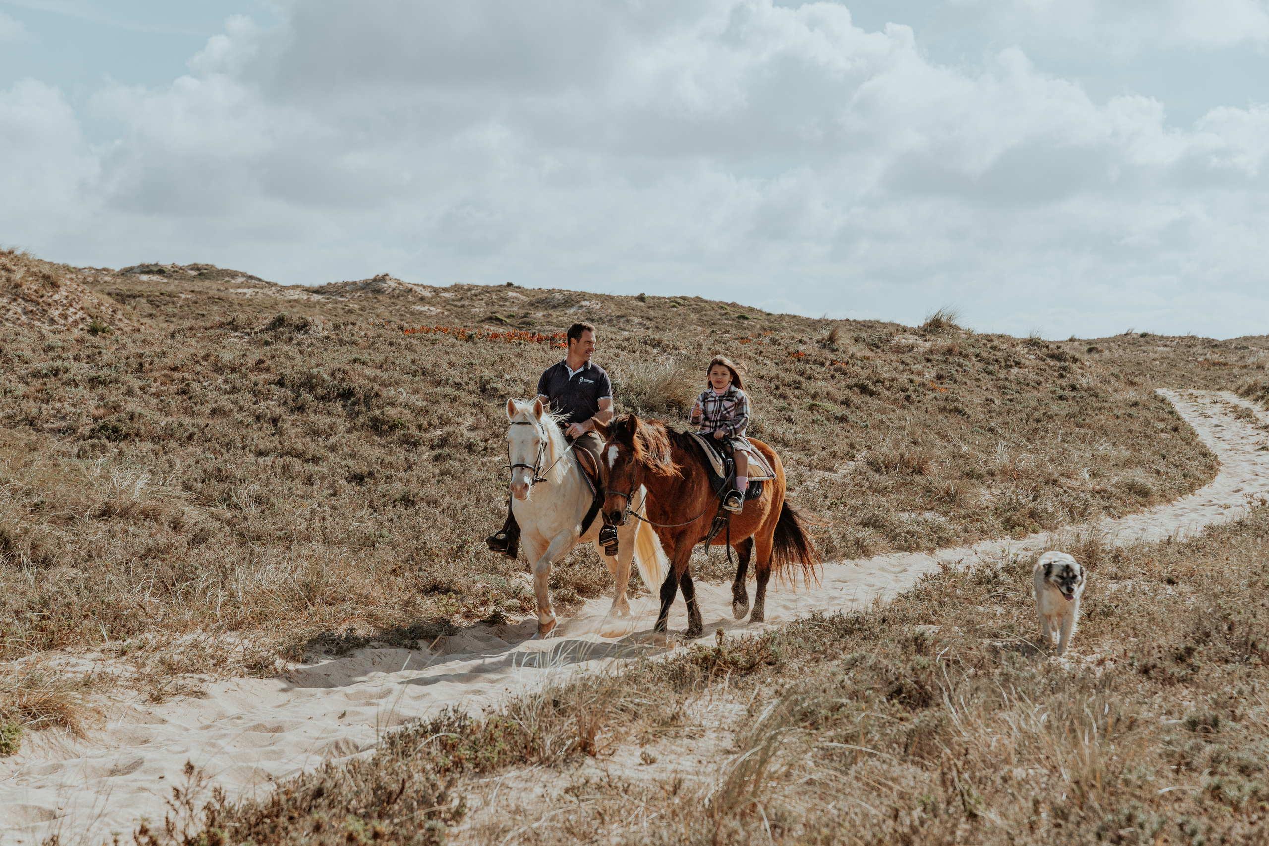 Passeio a cavalo na praia dos Supertubos. Luxury Wedding Photography & Cinematic Films | Portugal & Destination Weddings | Ricardo & Mary Pictures