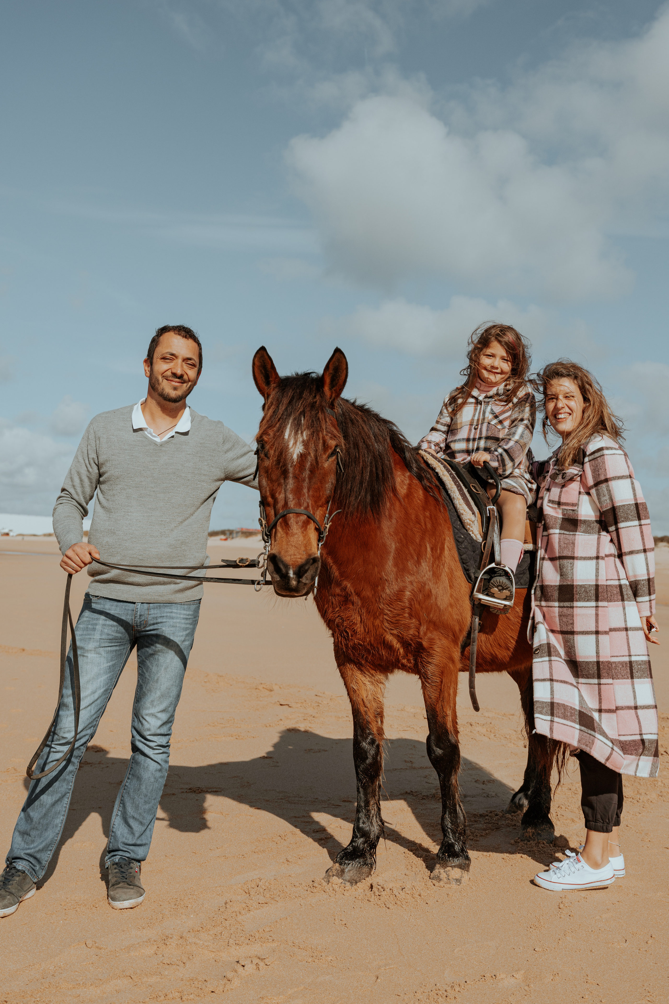 Passeio a cavalo na praia dos Supertubos. Luxury Wedding Photography & Cinematic Films | Portugal & Destination Weddings | Ricardo & Mary Pictures