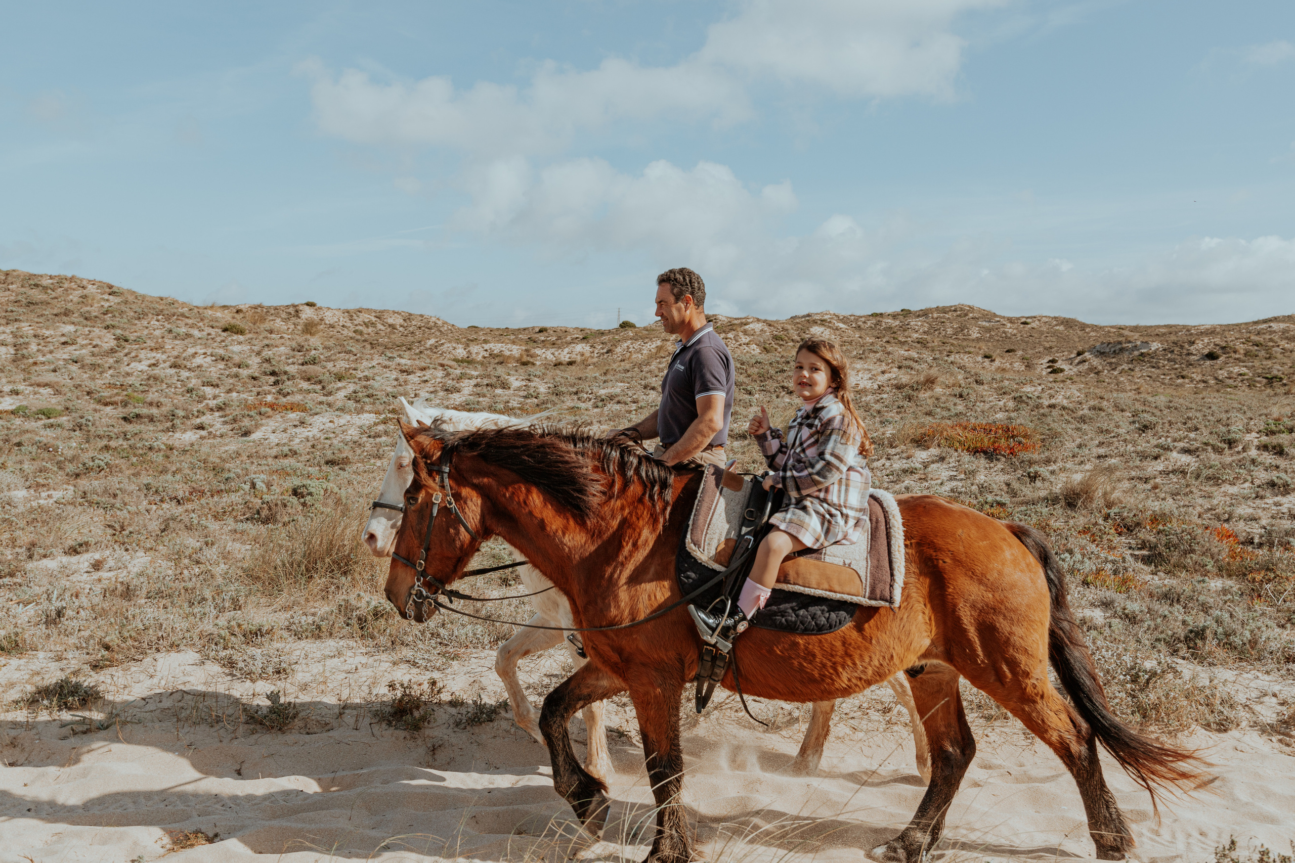 Passeio a cavalo na praia dos Supertubos. Luxury Wedding Photography & Cinematic Films | Portugal & Destination Weddings | Ricardo & Mary Pictures