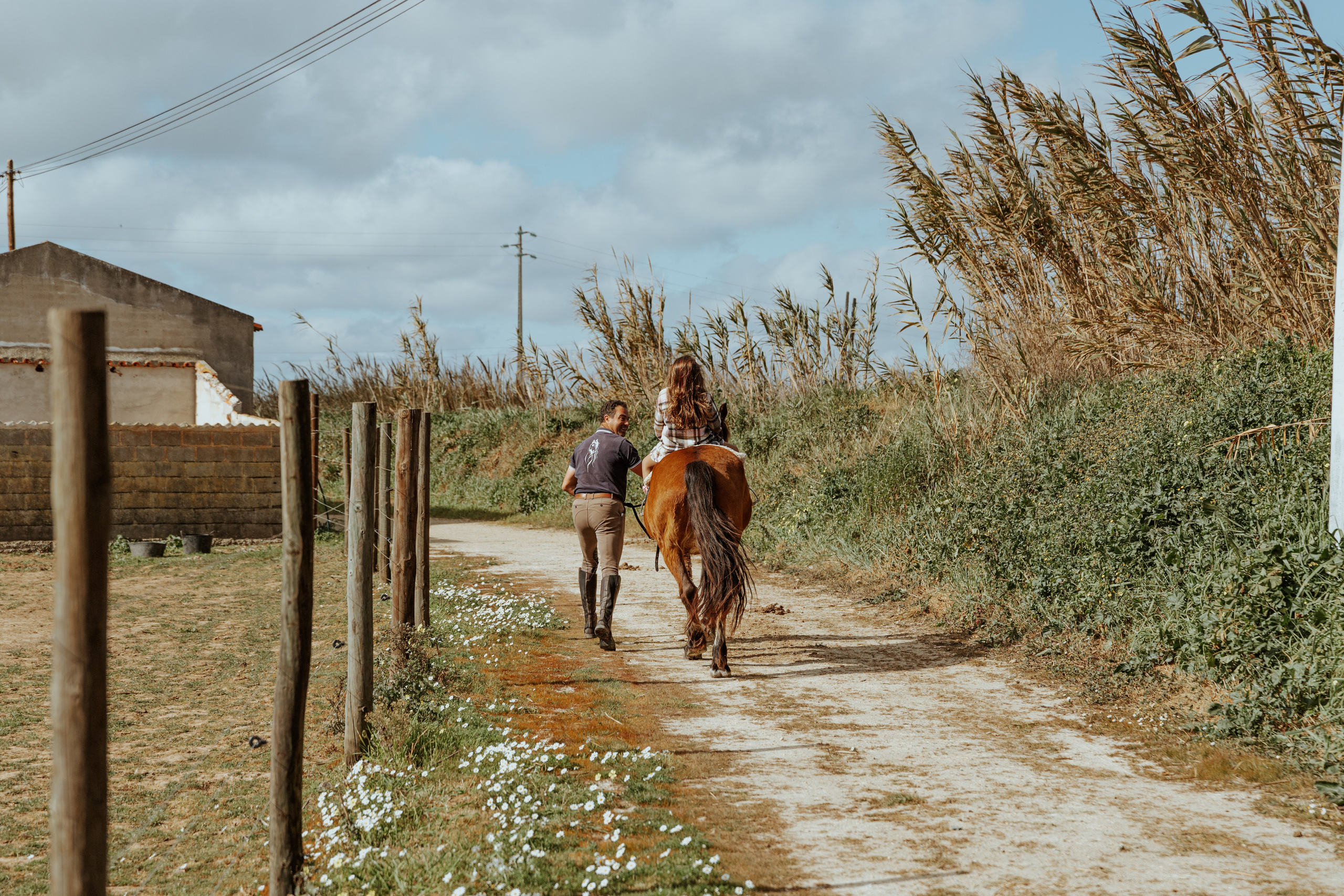 Passeio a cavalo na praia dos Supertubos. Luxury Wedding Photography & Cinematic Films | Portugal & Destination Weddings | Ricardo & Mary Pictures