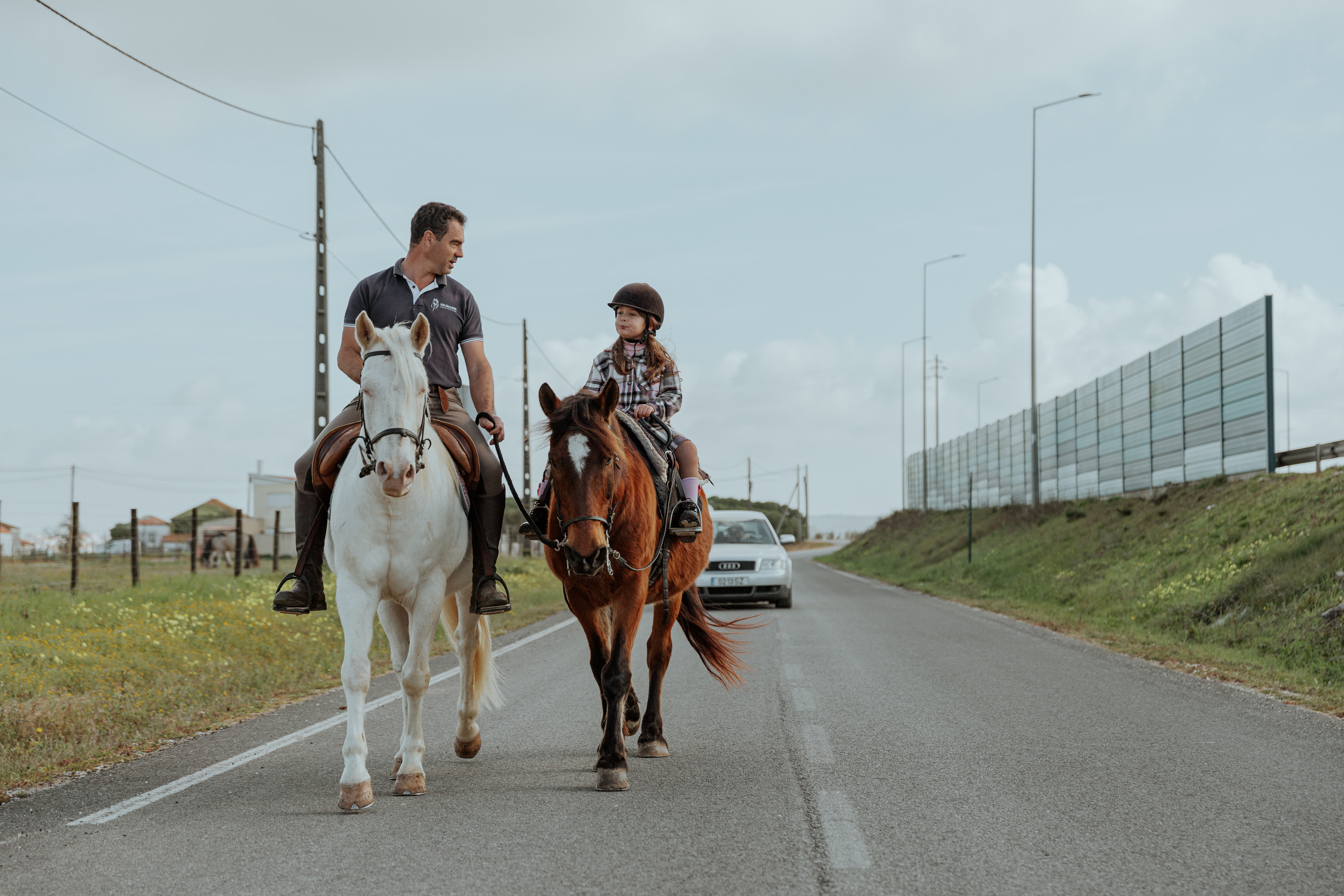 Passeio a cavalo na praia dos Supertubos. Luxury Wedding Photography & Cinematic Films | Portugal & Destination Weddings | Ricardo & Mary Pictures