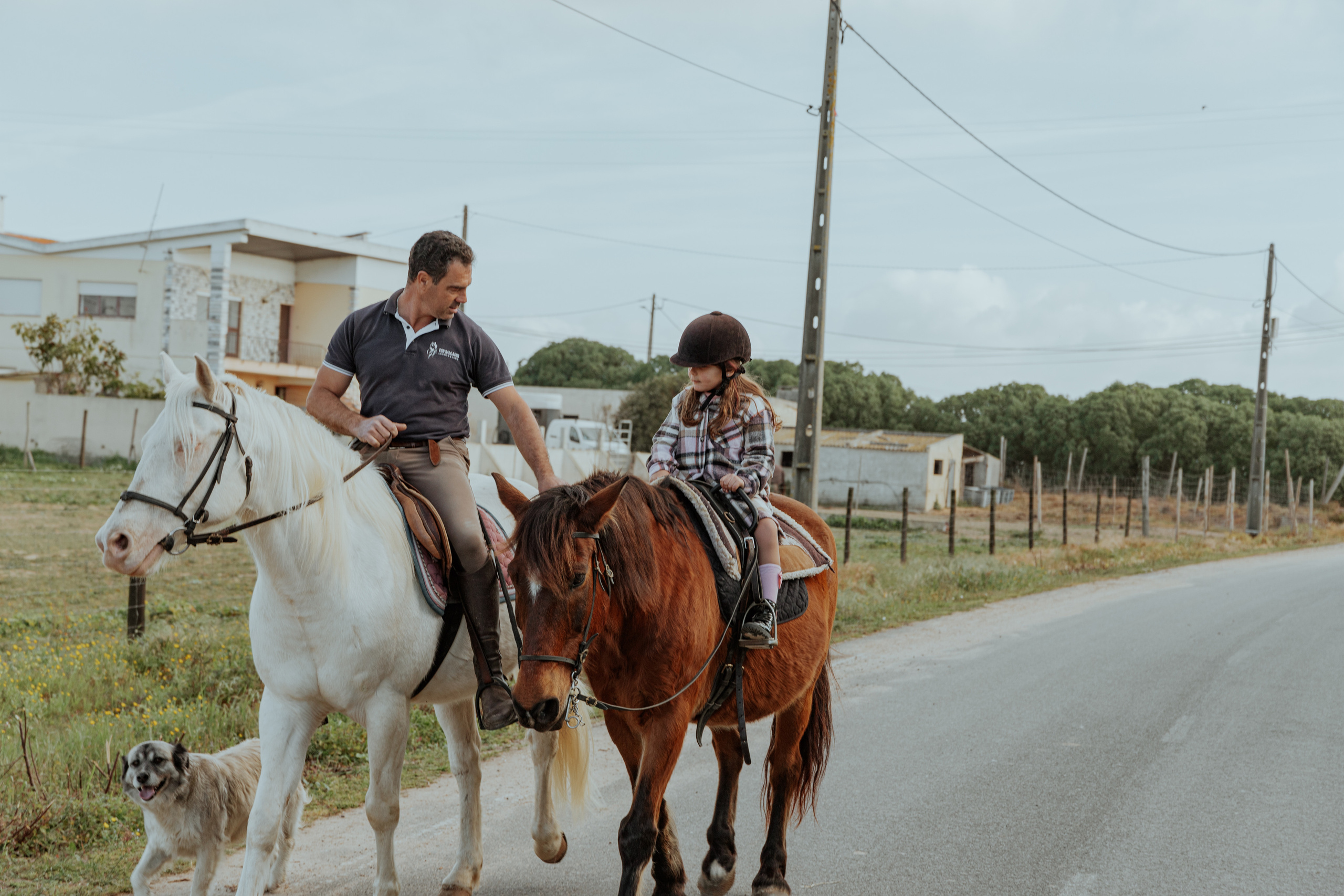 Passeio a cavalo na praia dos Supertubos. Luxury Wedding Photography & Cinematic Films | Portugal & Destination Weddings | Ricardo & Mary Pictures