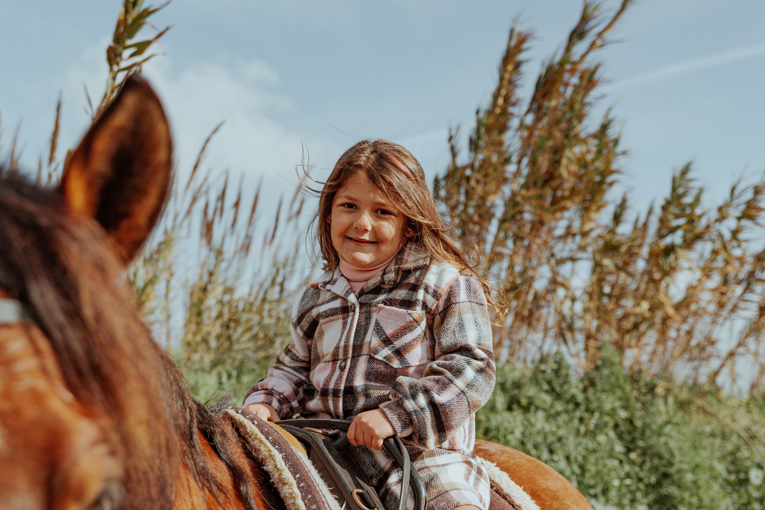 Passeio a cavalo na praia dos Supertubos. Luxury Wedding Photography & Cinematic Films | Portugal & Destination Weddings | Ricardo & Mary Pictures