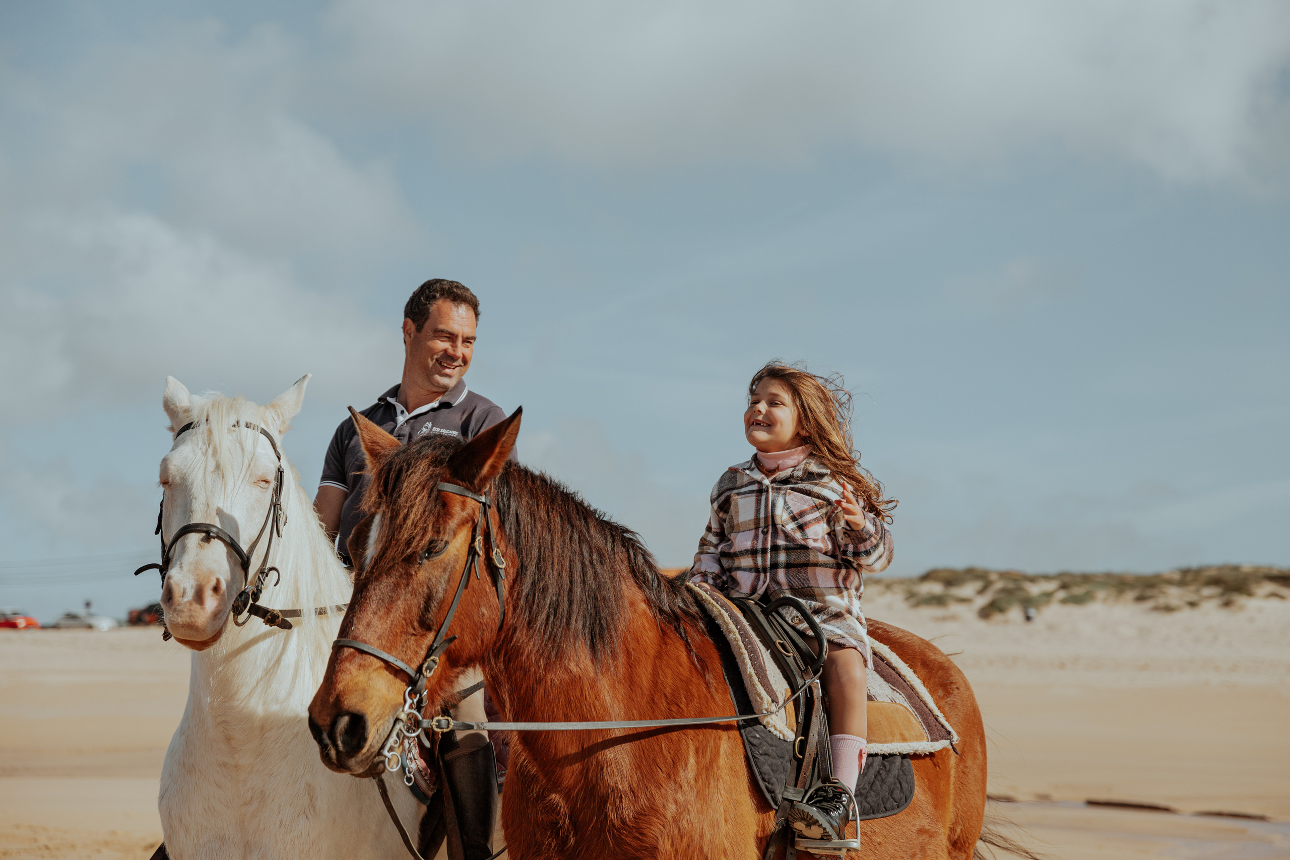 Passeio a cavalo na praia dos Supertubos. Luxury Wedding Photography & Cinematic Films | Portugal & Destination Weddings | Ricardo & Mary Pictures