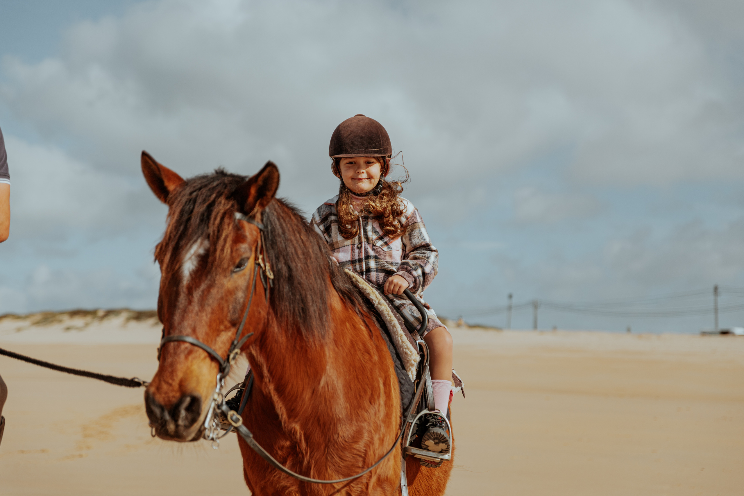 Passeio a cavalo na praia dos Supertubos. Luxury Wedding Photography & Cinematic Films | Portugal & Destination Weddings | Ricardo & Mary Pictures