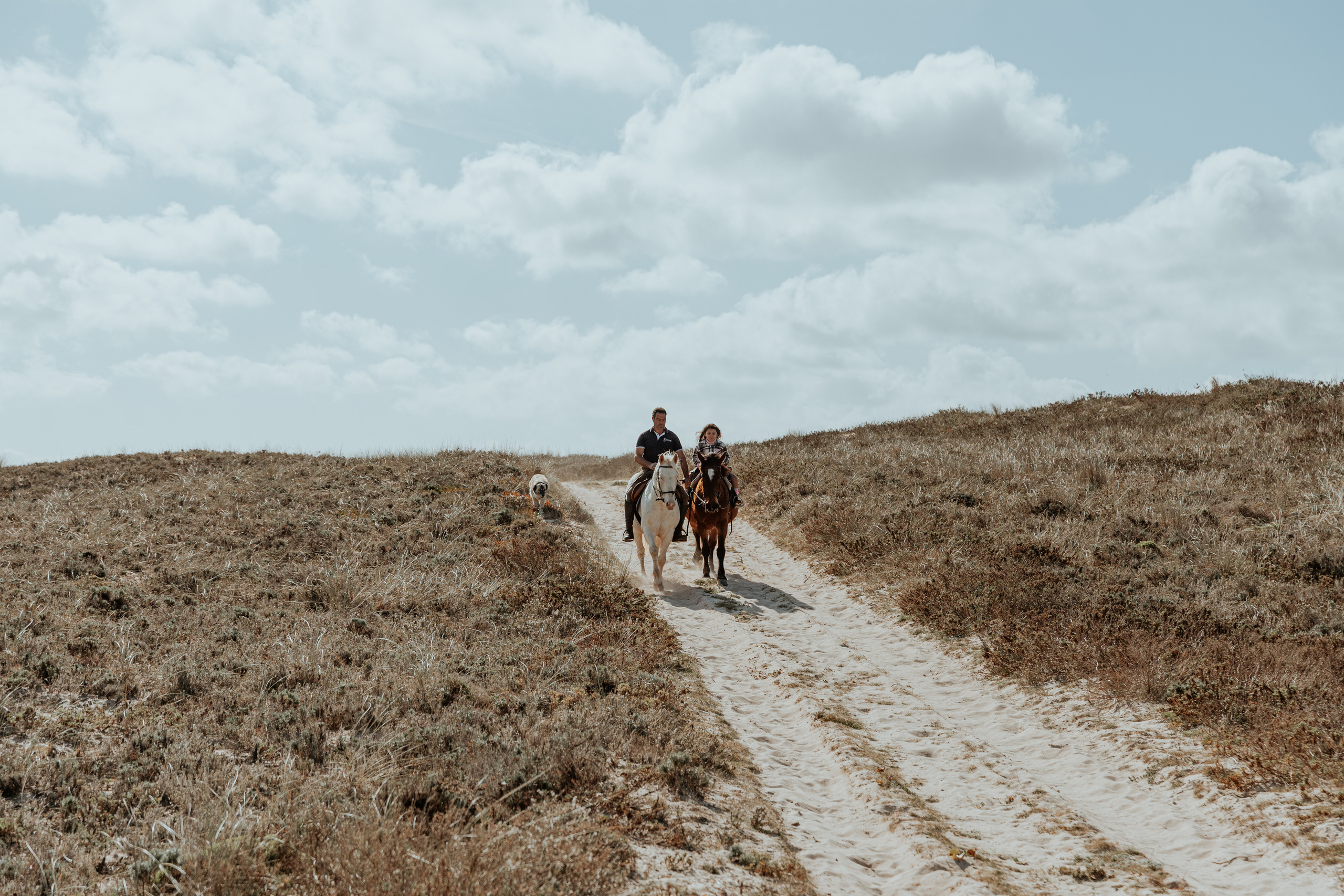 Passeio a cavalo na praia dos Supertubos. Luxury Wedding Photography & Cinematic Films | Portugal & Destination Weddings | Ricardo & Mary Pictures