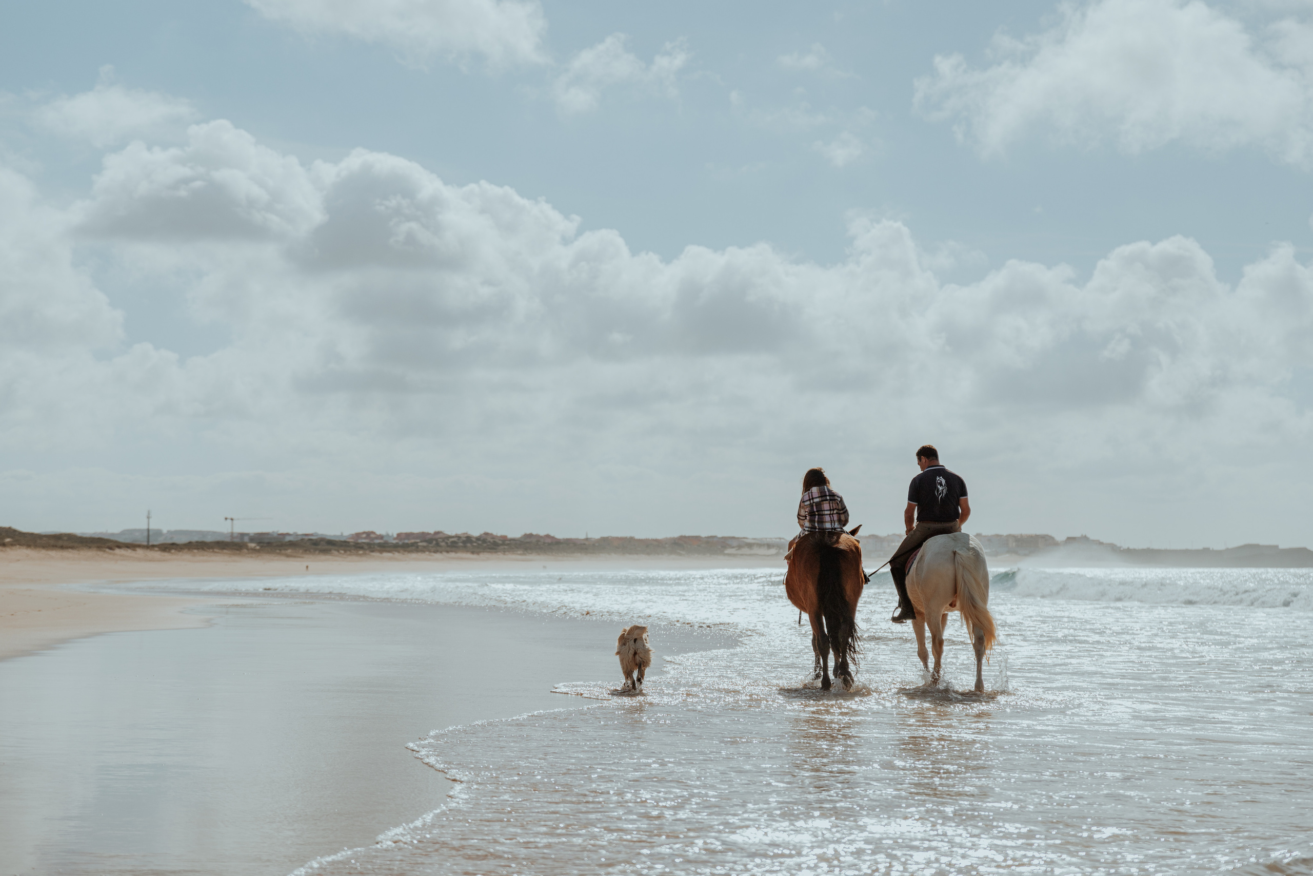 Passeio a cavalo na praia dos Supertubos. Luxury Wedding Photography & Cinematic Films | Portugal & Destination Weddings | Ricardo & Mary Pictures