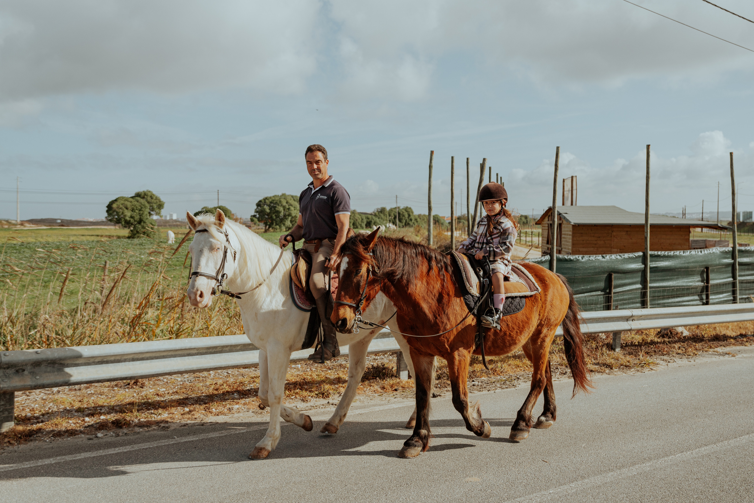 Passeio a cavalo na praia dos Supertubos. Luxury Wedding Photography & Cinematic Films | Portugal & Destination Weddings | Ricardo & Mary Pictures