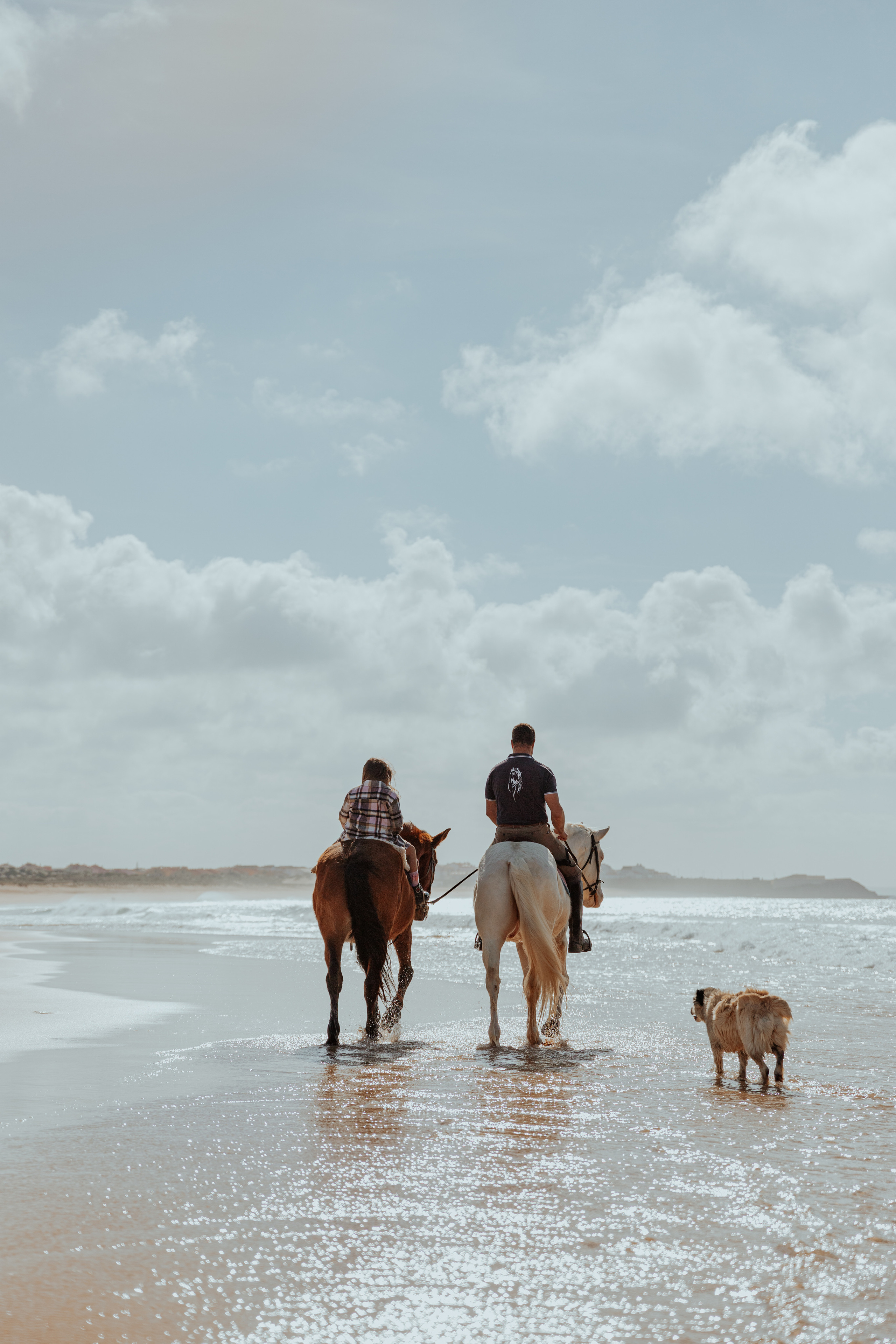 Passeio a cavalo na praia dos Supertubos. Luxury Wedding Photography & Cinematic Films | Portugal & Destination Weddings | Ricardo & Mary Pictures