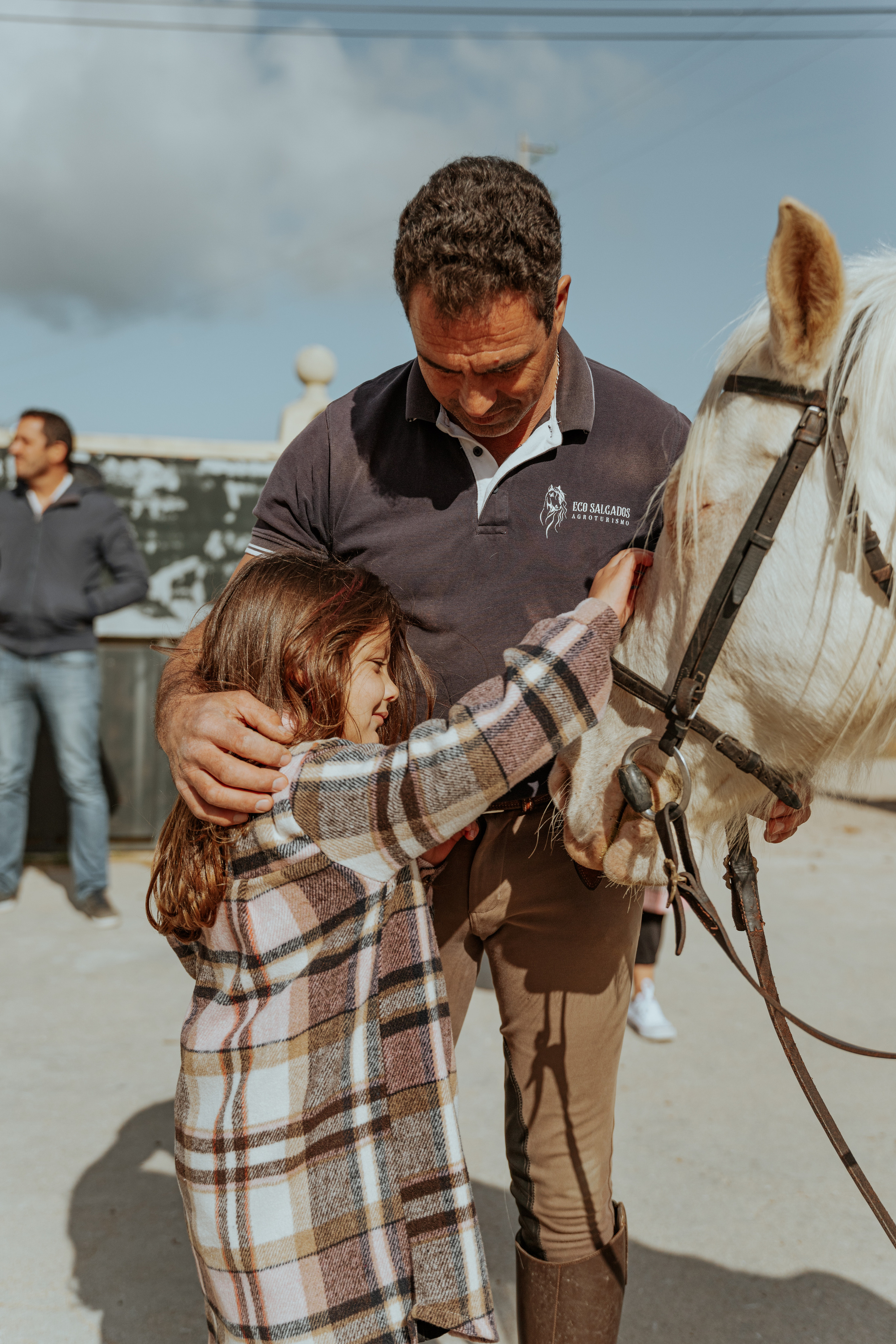 Passeio a cavalo na praia dos Supertubos. Luxury Wedding Photography & Cinematic Films | Portugal & Destination Weddings | Ricardo & Mary Pictures