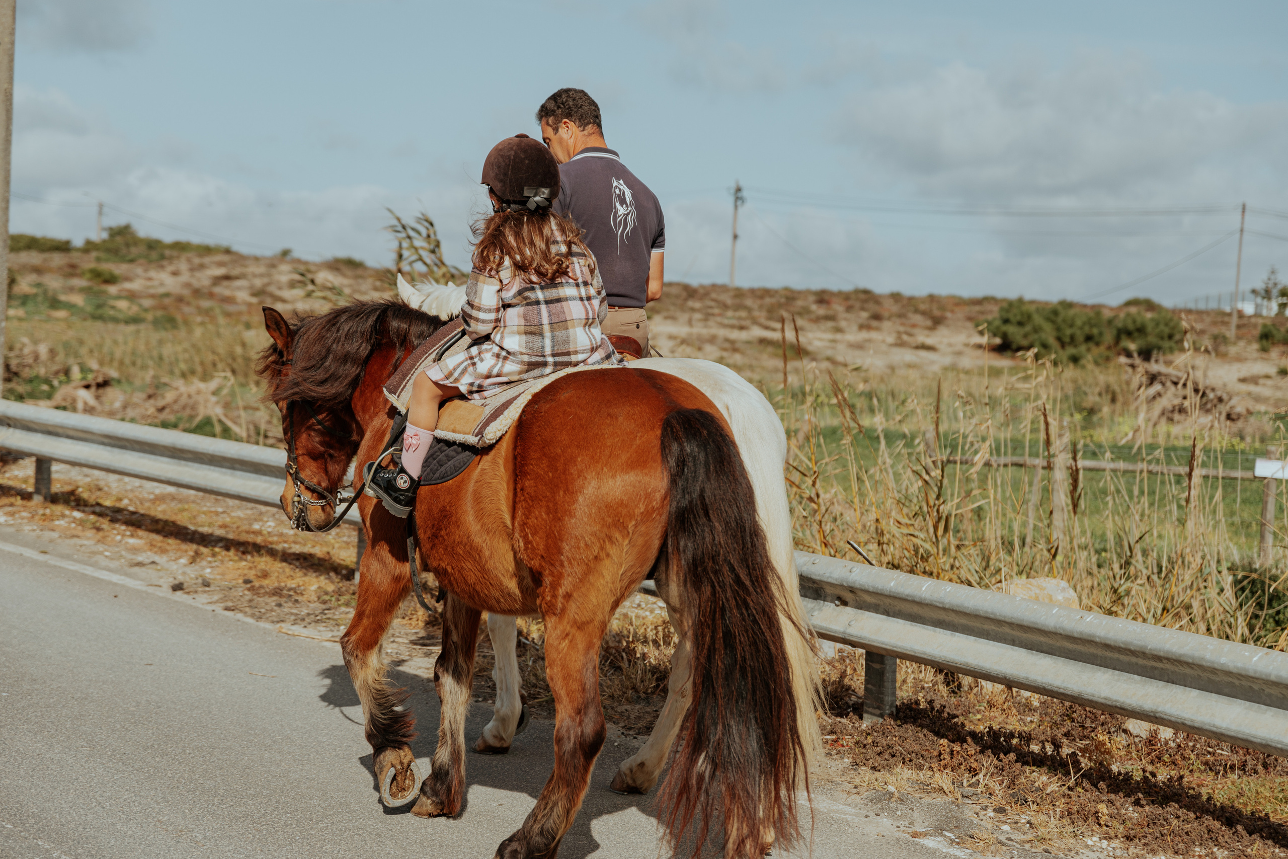 Passeio a cavalo na praia dos Supertubos. Luxury Wedding Photography & Cinematic Films | Portugal & Destination Weddings | Ricardo & Mary Pictures