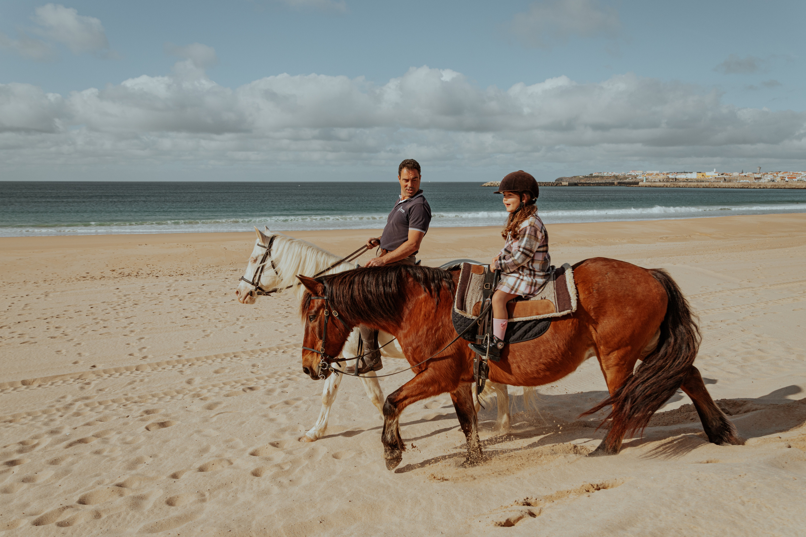 Passeio a cavalo na praia dos Supertubos. Luxury Wedding Photography & Cinematic Films | Portugal & Destination Weddings | Ricardo & Mary Pictures