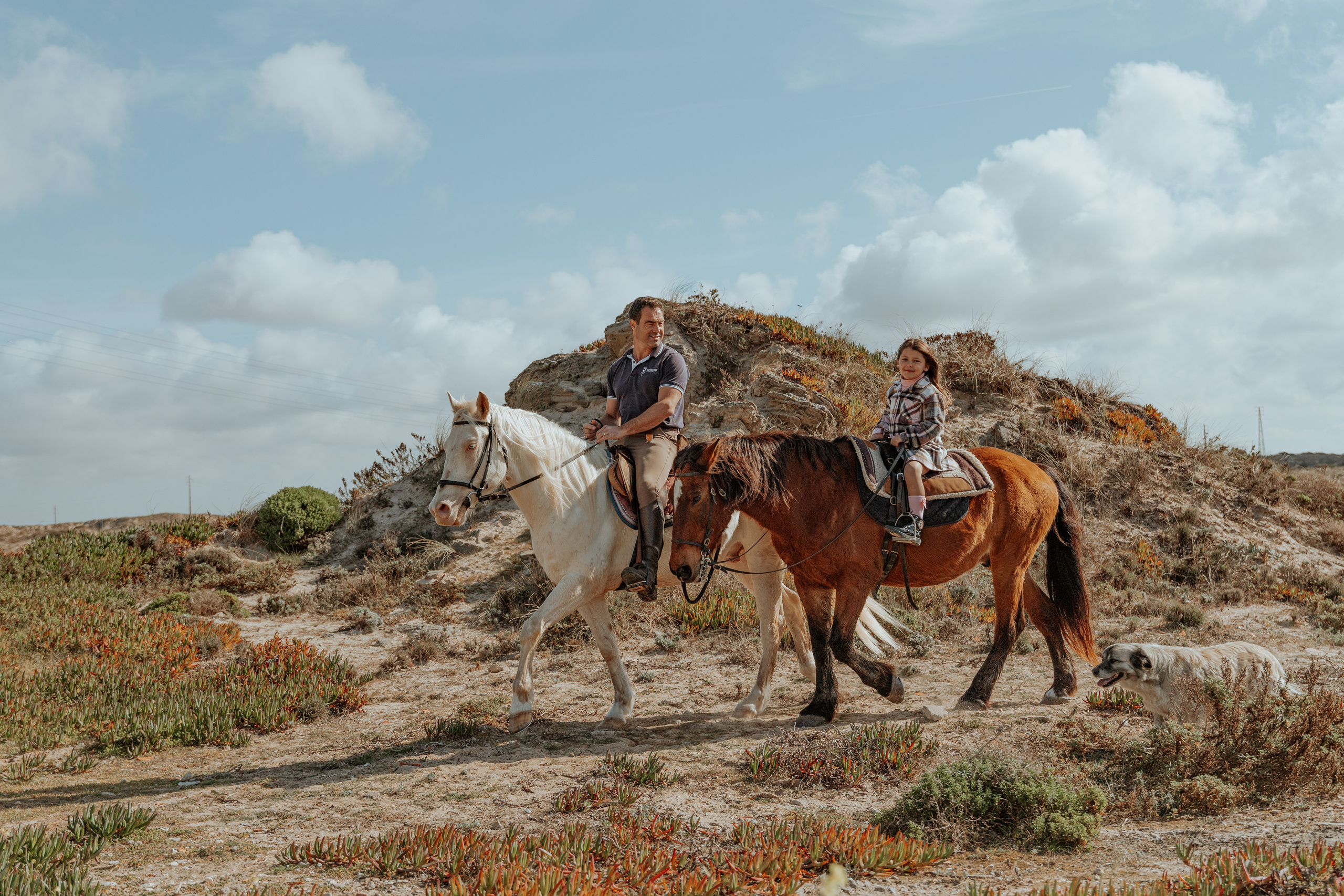 Passeio a cavalo na praia dos Supertubos. Luxury Wedding Photography & Cinematic Films | Portugal & Destination Weddings | Ricardo & Mary Pictures