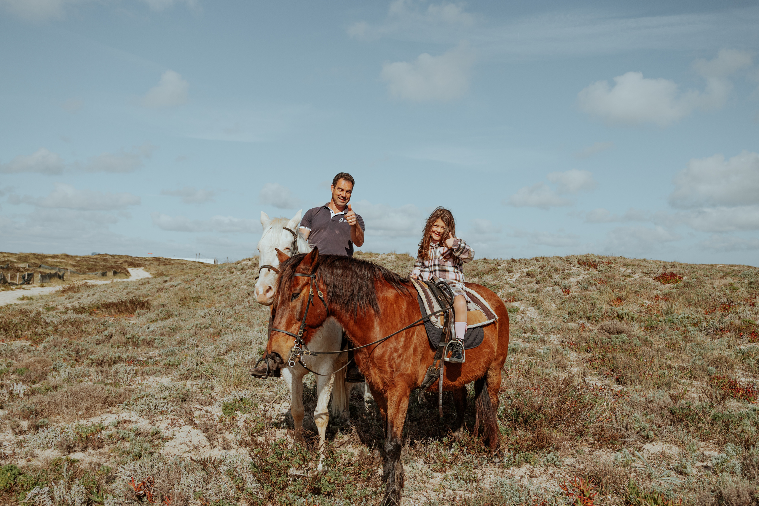 Passeio a cavalo na praia dos Supertubos. Luxury Wedding Photography & Cinematic Films | Portugal & Destination Weddings | Ricardo & Mary Pictures