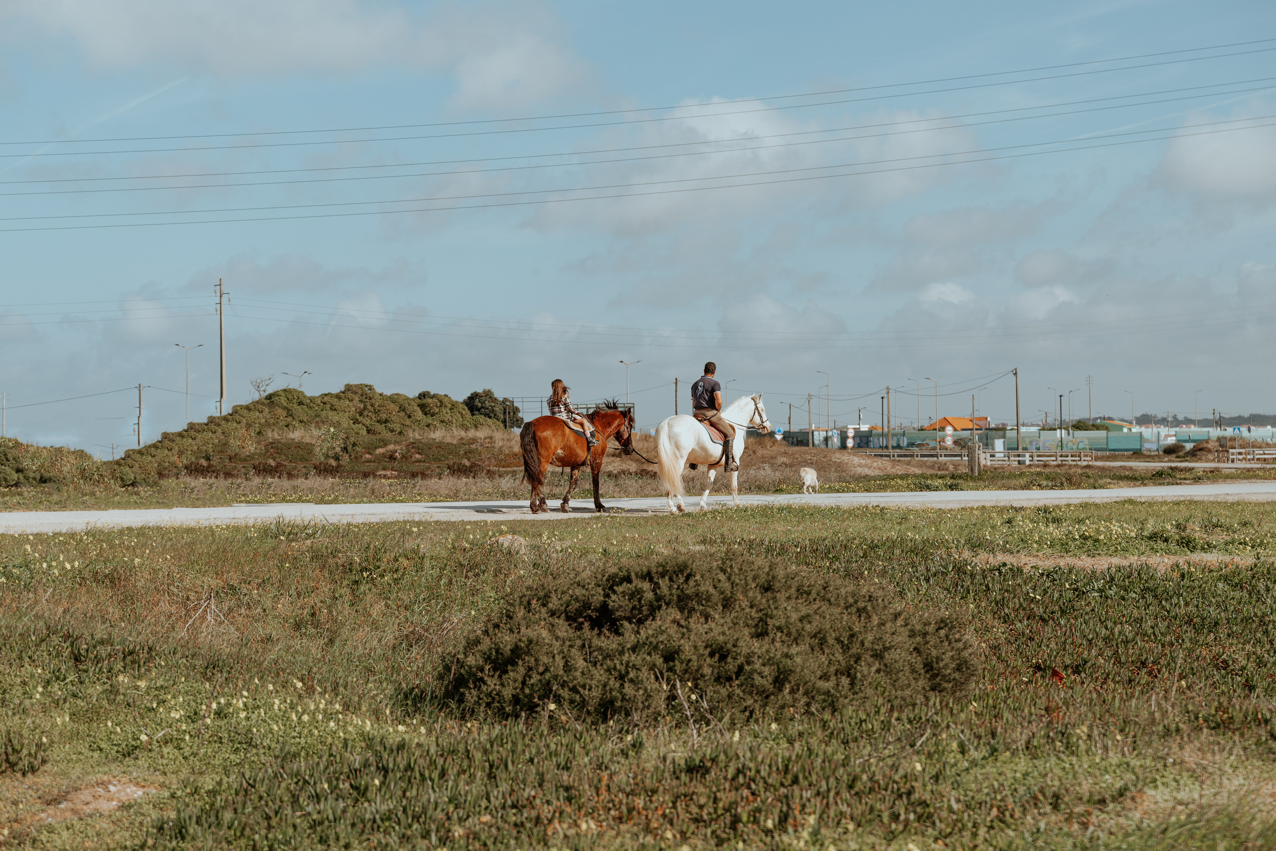 Passeio a cavalo na praia dos Supertubos. Luxury Wedding Photography & Cinematic Films | Portugal & Destination Weddings | Ricardo & Mary Pictures