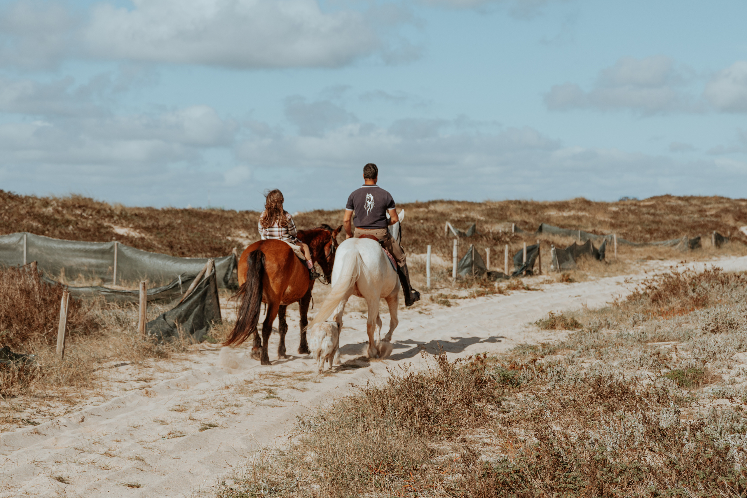 Passeio a cavalo na praia dos Supertubos. Luxury Wedding Photography & Cinematic Films | Portugal & Destination Weddings | Ricardo & Mary Pictures