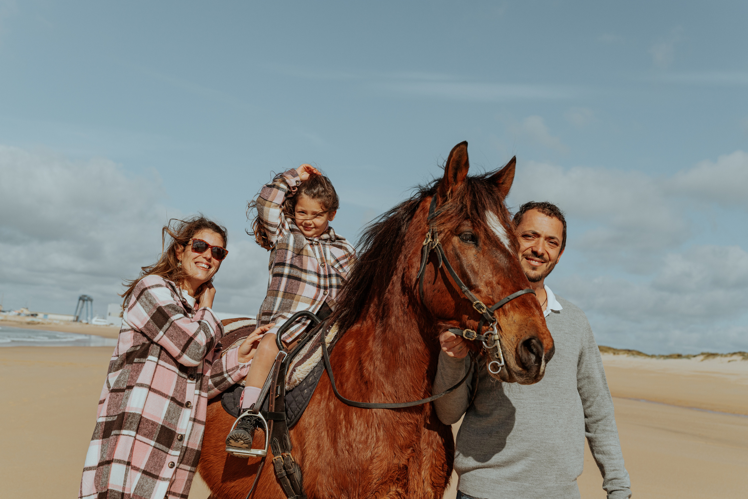 Passeio a cavalo na praia dos Supertubos. Luxury Wedding Photography & Cinematic Films | Portugal & Destination Weddings | Ricardo & Mary Pictures