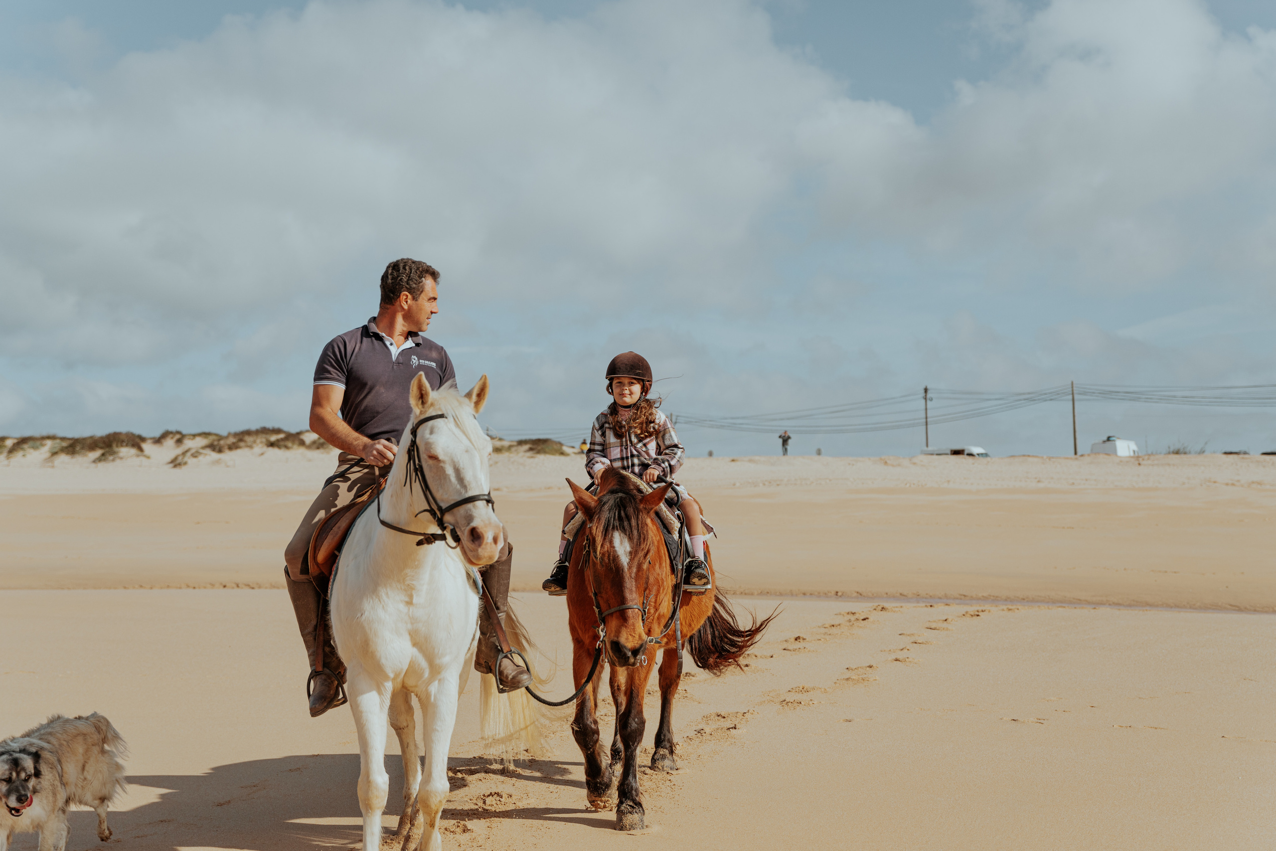 Passeio a cavalo na praia dos Supertubos. Luxury Wedding Photography & Cinematic Films | Portugal & Destination Weddings | Ricardo & Mary Pictures