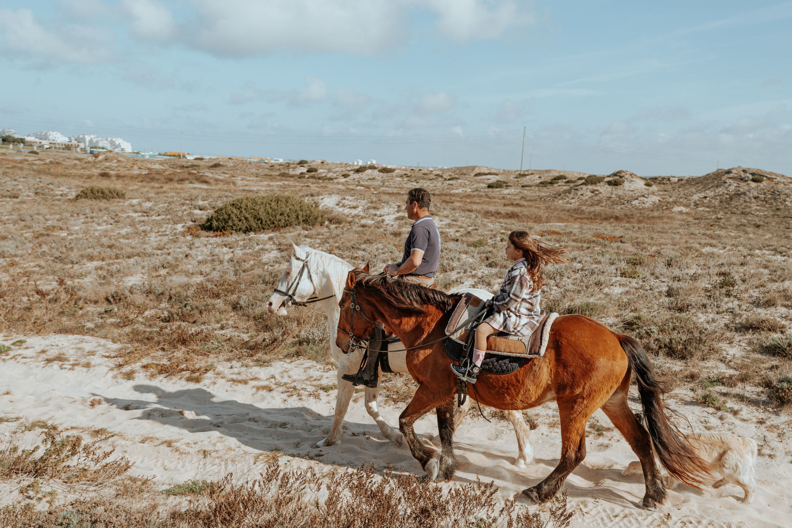 Passeio a cavalo na praia dos Supertubos. Luxury Wedding Photography & Cinematic Films | Portugal & Destination Weddings | Ricardo & Mary Pictures