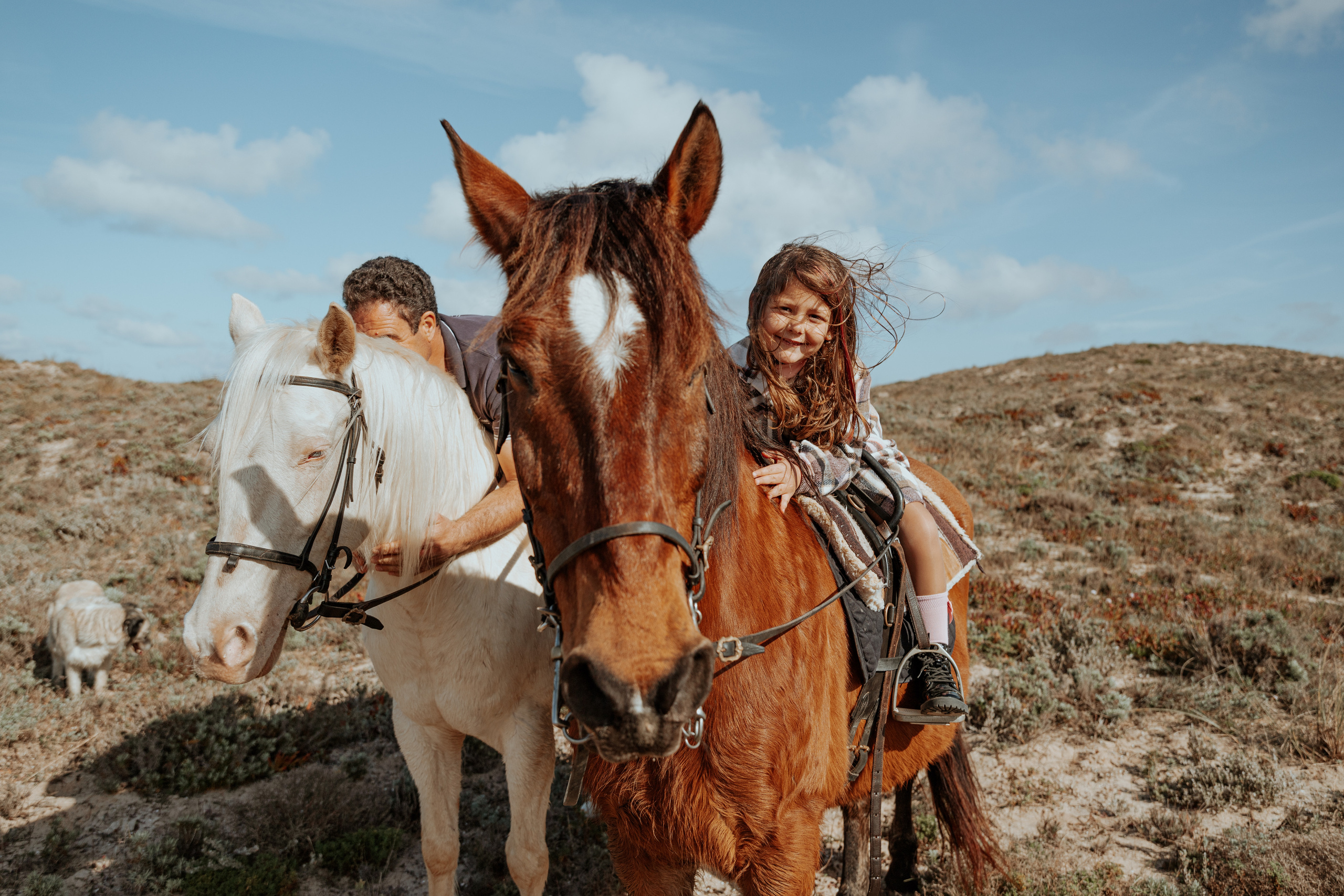 Passeio a cavalo na praia dos Supertubos. Luxury Wedding Photography & Cinematic Films | Portugal & Destination Weddings | Ricardo & Mary Pictures
