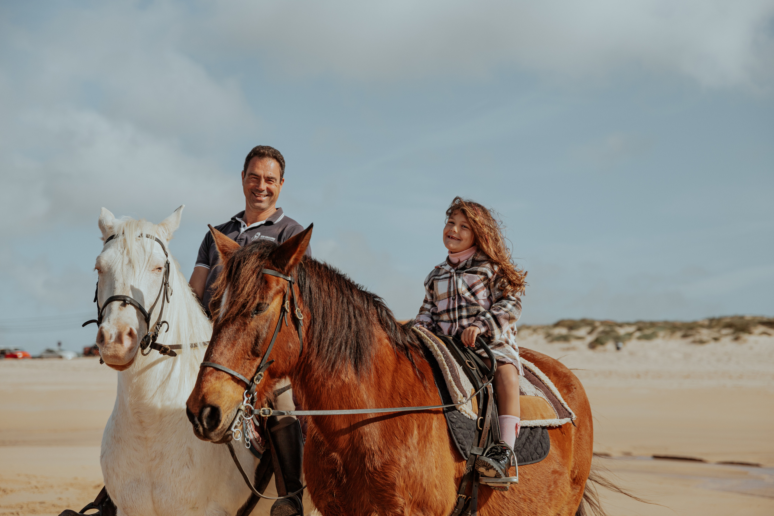 Passeio a cavalo na praia dos Supertubos. Luxury Wedding Photography & Cinematic Films | Portugal & Destination Weddings | Ricardo & Mary Pictures