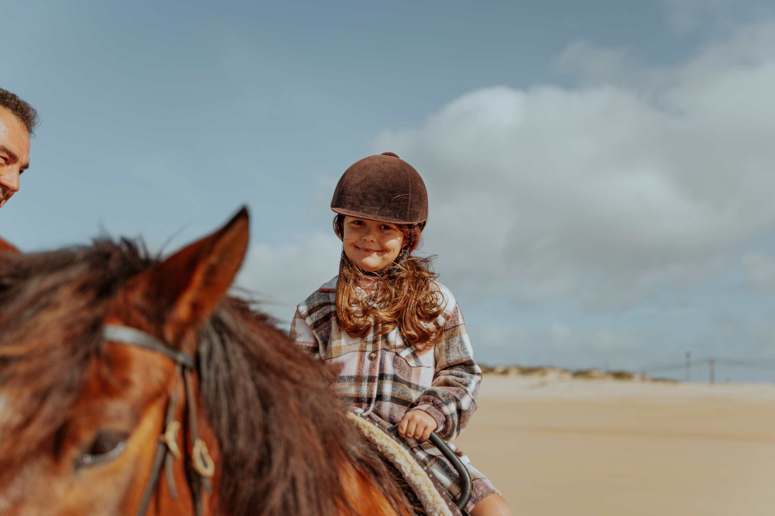 Passeio a cavalo na praia dos Supertubos. Luxury Wedding Photography & Cinematic Films | Portugal & Destination Weddings | Ricardo & Mary Pictures