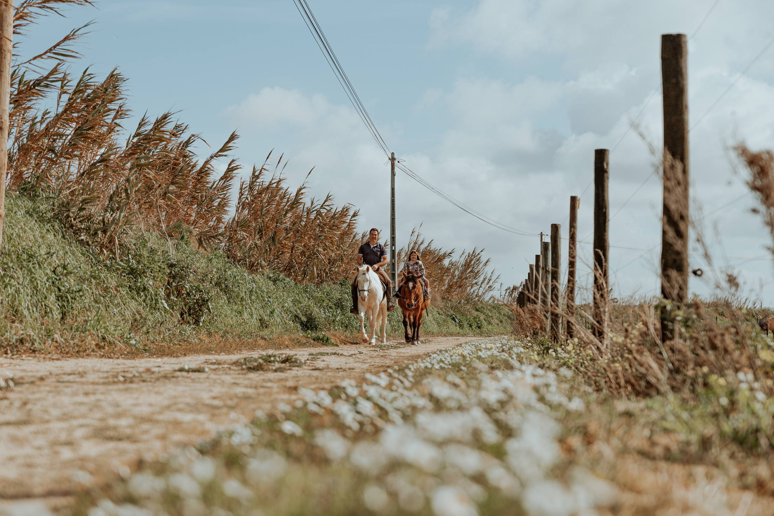 Passeio a cavalo na praia dos Supertubos. Luxury Wedding Photography & Cinematic Films | Portugal & Destination Weddings | Ricardo & Mary Pictures