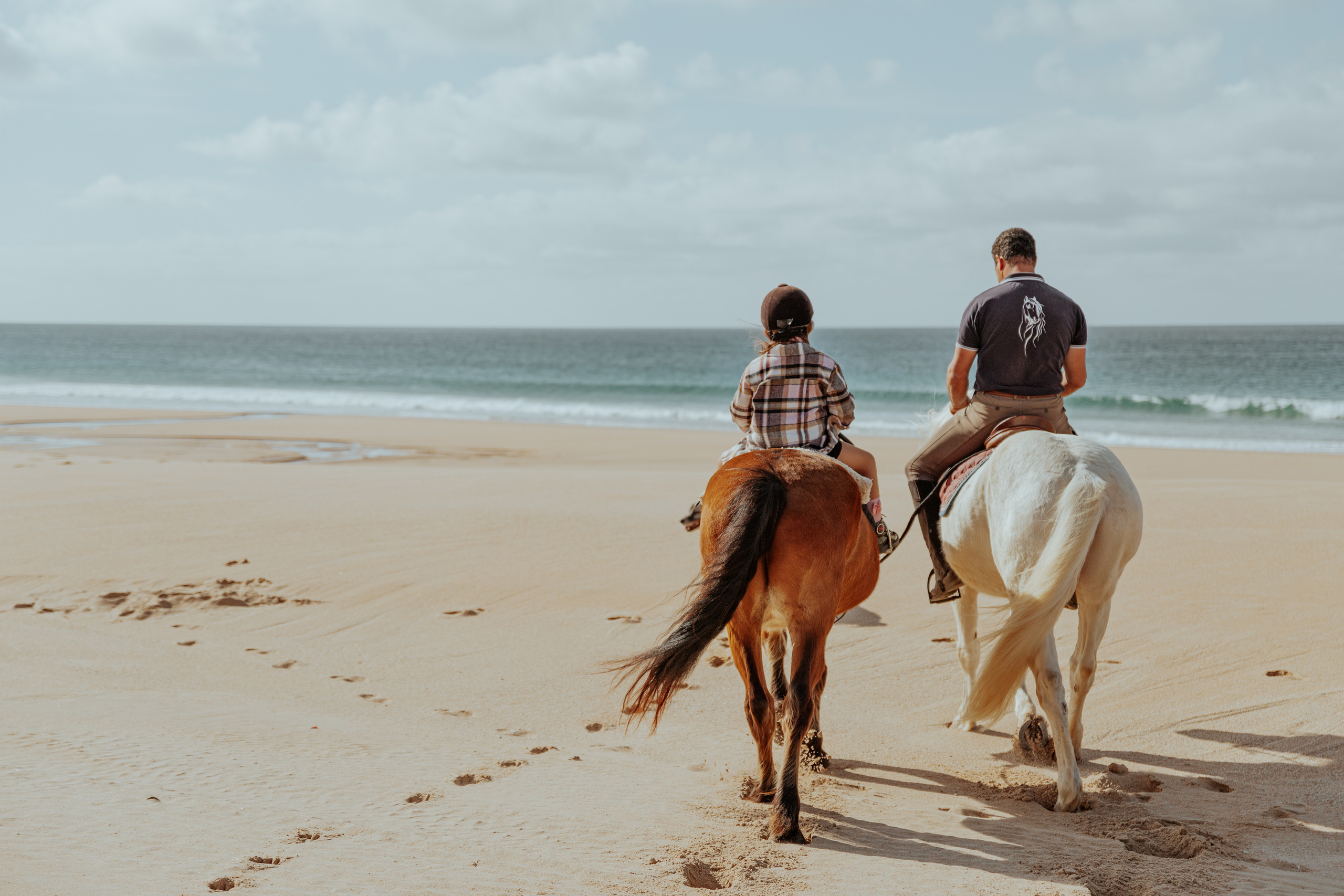 Passeio a cavalo na praia dos Supertubos. Luxury Wedding Photography & Cinematic Films | Portugal & Destination Weddings | Ricardo & Mary Pictures