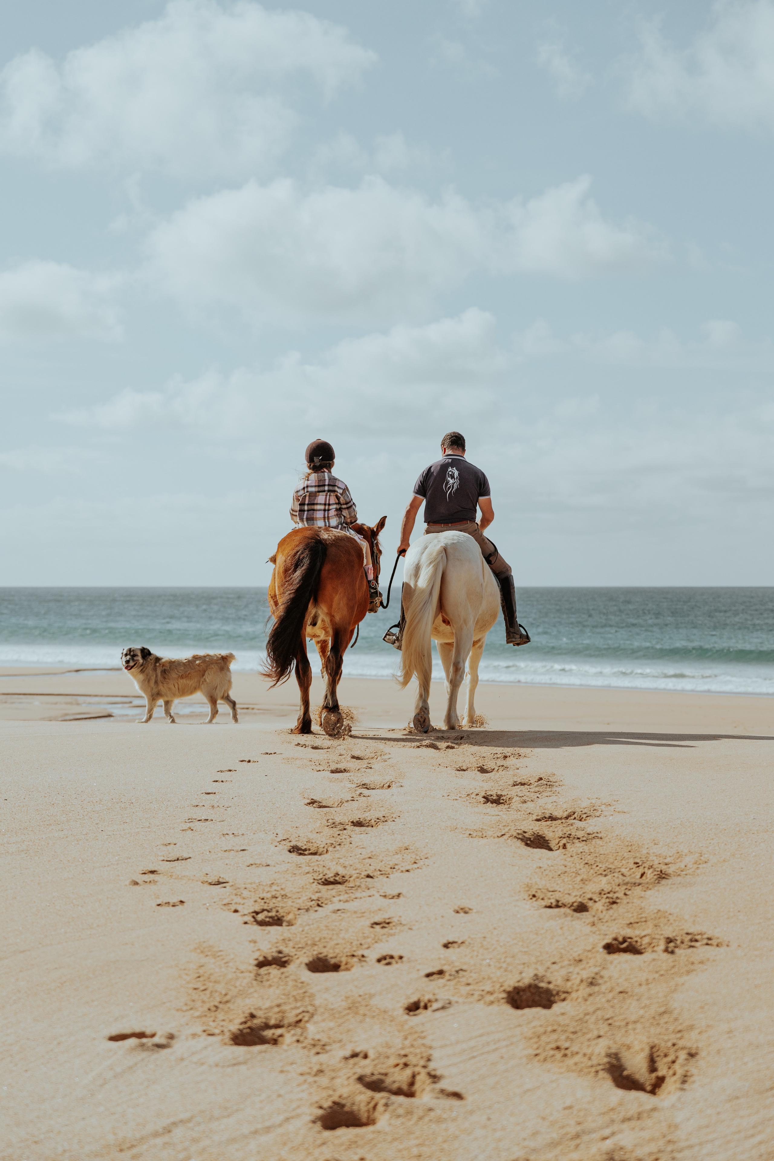 Passeio a cavalo na praia dos Supertubos. Luxury Wedding Photography & Cinematic Films | Portugal & Destination Weddings | Ricardo & Mary Pictures