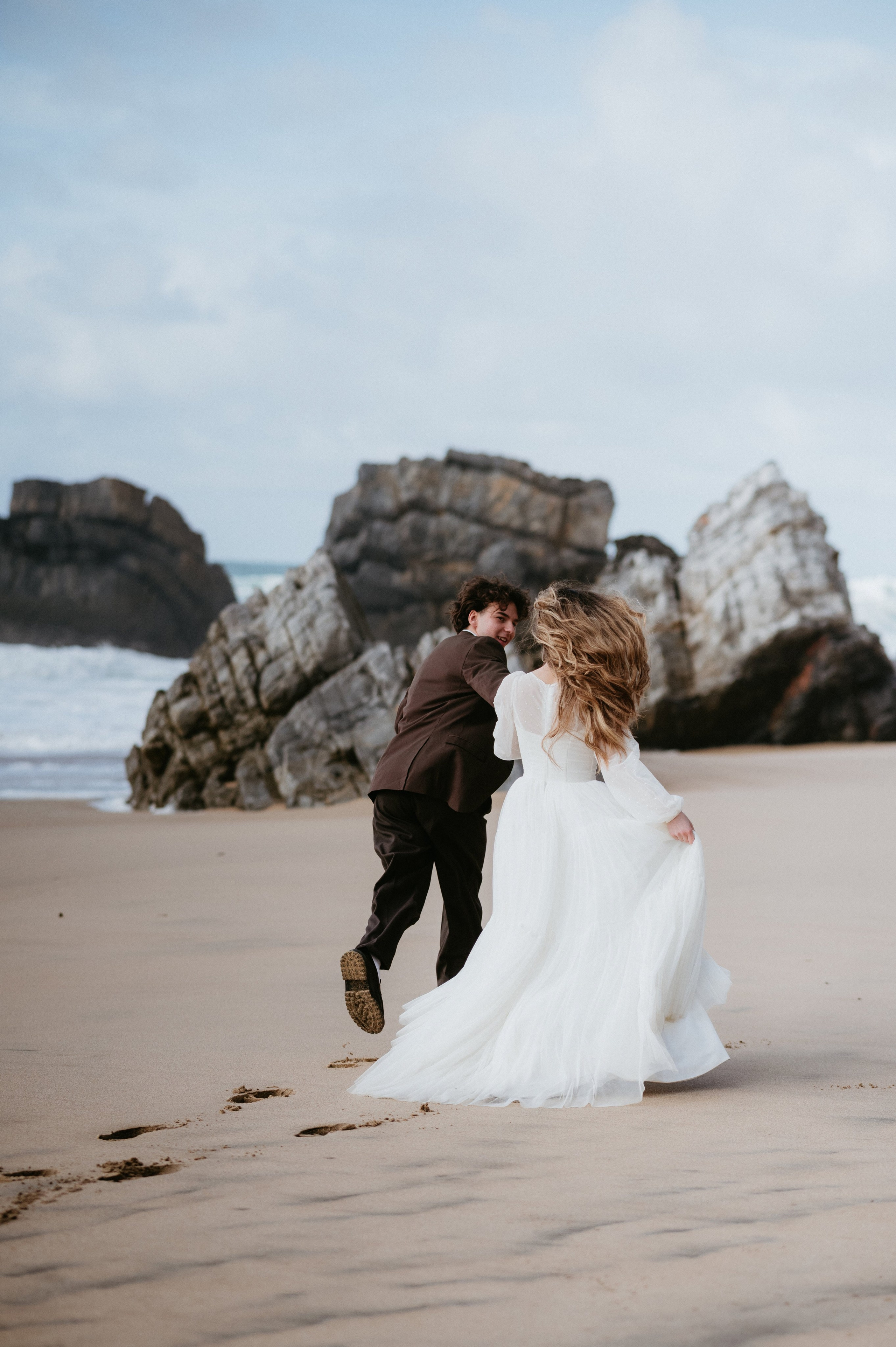 Ședință foto de nuntă pe plaja Adraga – emoție la malul oceanului Atlantic. Valentin Melen — wedding photographer