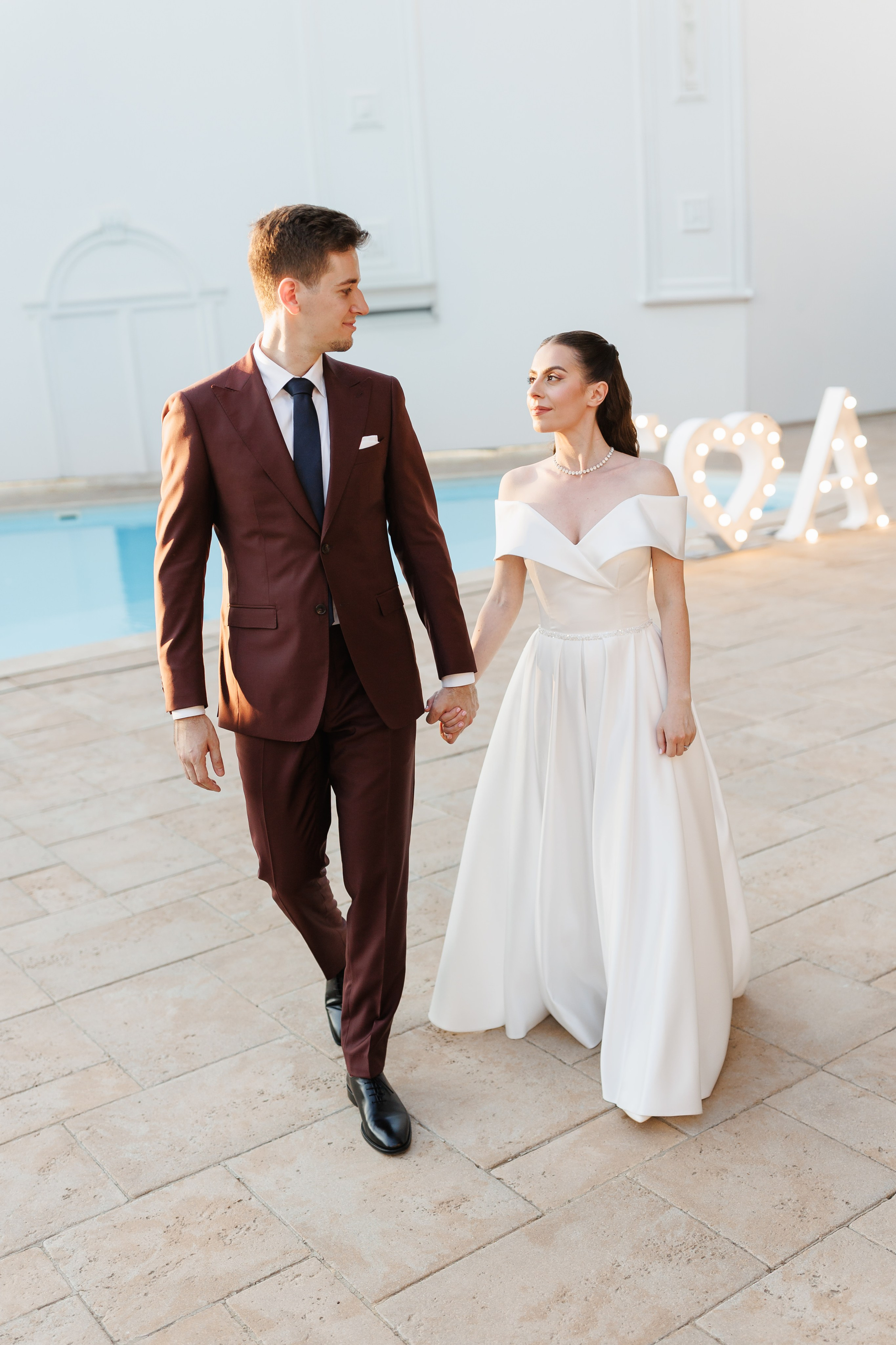 Fotografie nuntă București – cadre autentice, fără poze rigide. Pentru cuplurile care își doresc o nuntă relaxată și fotografii care să spună o poveste sinceră, stilul meu este alegerea potrivită. Las lucrurile să curgă natural, dar sunt prezent în momentele esențiale.